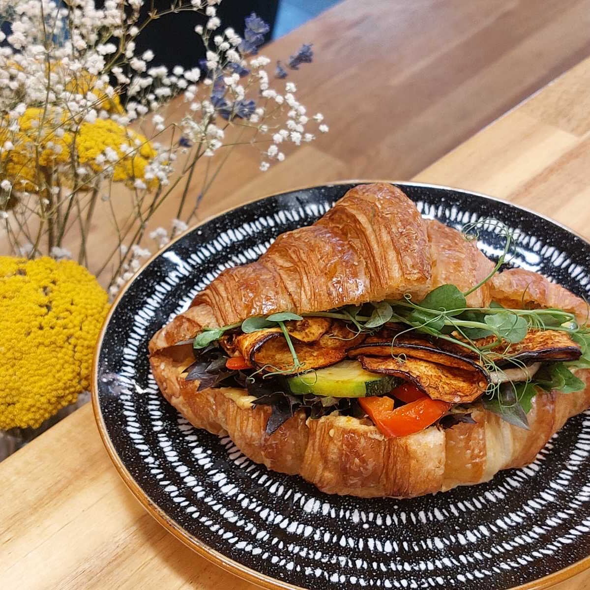 Vegán hétvége az emmarozsban! Most vegán croissant szendvicsek is készülnek, két ízben is választhatsz a pultból! #emmarozs #frenchbakery #sourdougbakery #vegancroissant #veganweekend