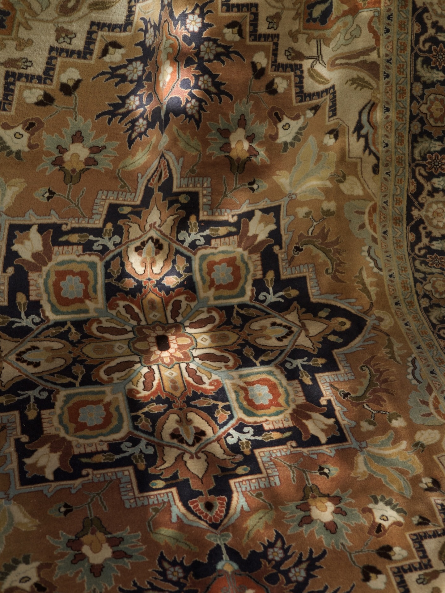 A rug with the Senneh knot! 👇🏼
The Senneh knot, also known as the Persian is a technique used in hand-knotting rug. It involves wrapping the yarn around one warp thread, passing it under the adjacent warp, and then pulling both ends to create an asymmetrical loop. This knotting method allows for intricate detailing in rugs and is often associated with fine craftsmanship. 🪢🧶🧵