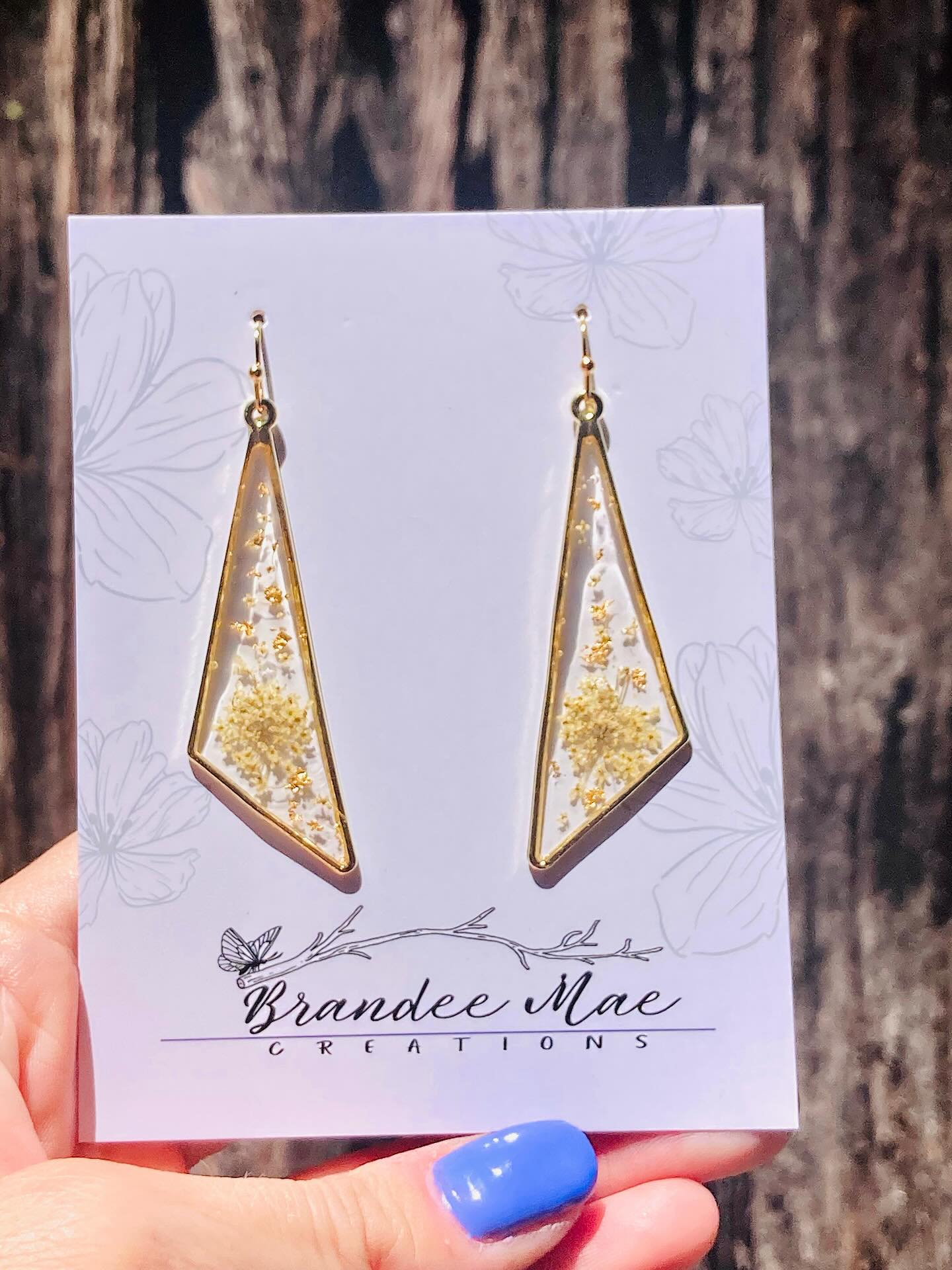 I need your feedback please! The first style with the Queen Anne’s Lace is one of my best sellers. What do you think of this tiny Feverfew Daisy version? Should I stick with the classic Queen Anne version or do you like the new Daisy twist?
#brandeemaecreations #pressedflowerjewelry #resinartists #homegrownflowers #handmadewithlove