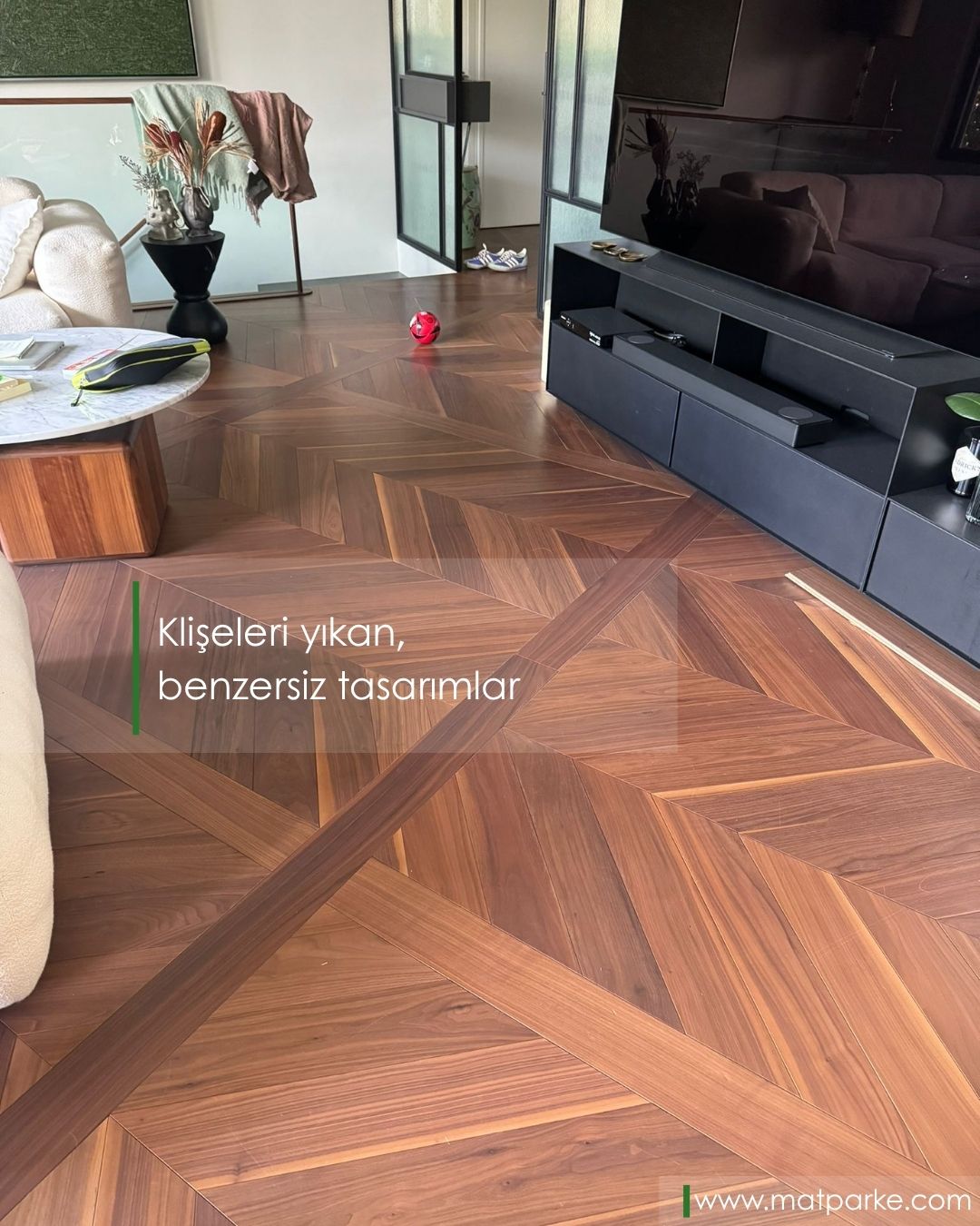 Evinizin veya ofisinizin zemininde klişelerin dışına çıkmak, sıradanlığa veda etmek ve gerçekten benzersiz bir ifade yaratmak ister misiniz? Chevron Ceviz Lamine Parke uygulamamızla tanışın!
Biz, sadece bir zemin kaplaması sunmuyoruz; sanatsal bir dokunuş, mekanınıza değer katacak zamansız bir şıklık vaat ediyoruz. Cevizin sıcak ve doğal tonları, modern chevron deseninin dinamik enerjisiyle birleşerek mekanlarınıza derinlik ve hareket katıyor.
#lamıneparke
#parke
#zemintasarımı
#evdekorasyonu
#içtasarım
#mimaritasarım
#modernevler
#tasarimfikirleri
#evdönüşümü
#dekorasyonfikirleri
