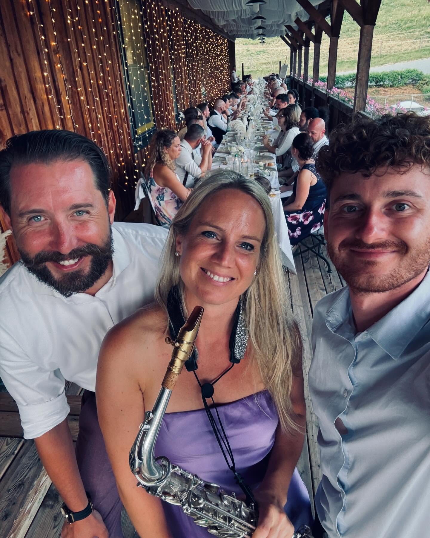 Hochzeit zwischen Reben & Beats 🍇🎶
DJ & Sax live – Weingut Georgiberg 💍✨
#Hochzeit2025 #DJundSax #WineryVibes #SaxMoment #WeddingInStyle #LoveAndMusic #DJundSax #HochzeitGeorgiberg #WeddingVibes #hochzeitsdj