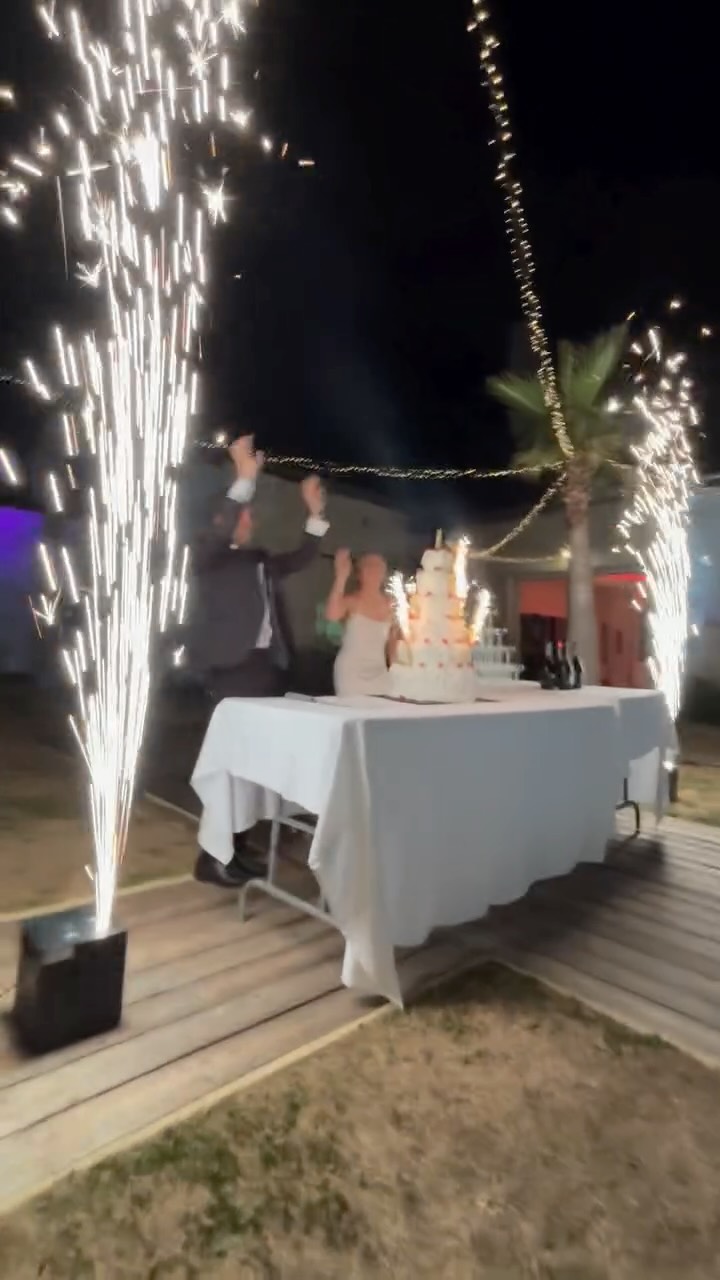 Mariage du 05.07.26 à Abzac ✨💜
• Sonorisation cocktail
• Location du Photobooth
• Mise en lumière extérieure
• Pyrotechnie
• Animation du repas
• Bal de mariage jusqu’à 5h