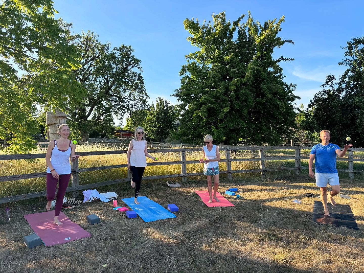 We found some shade! And in honour of Wimbledon we used tennis balls to train our brains with some hand to eye coordination exercises. These guys were so good at it that they even did it whilst balancing on one leg! Next week - juggling!! 🤹 #trainyourbrain #yogainaheatwave #fieldyoga #overburyyoga #overburylife
