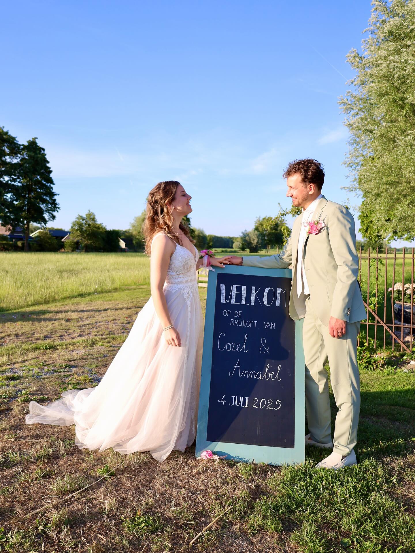 Vanaf nu zal Annabel de telefoon niet meer opnemen met Stoop maar met van den Brink 😉