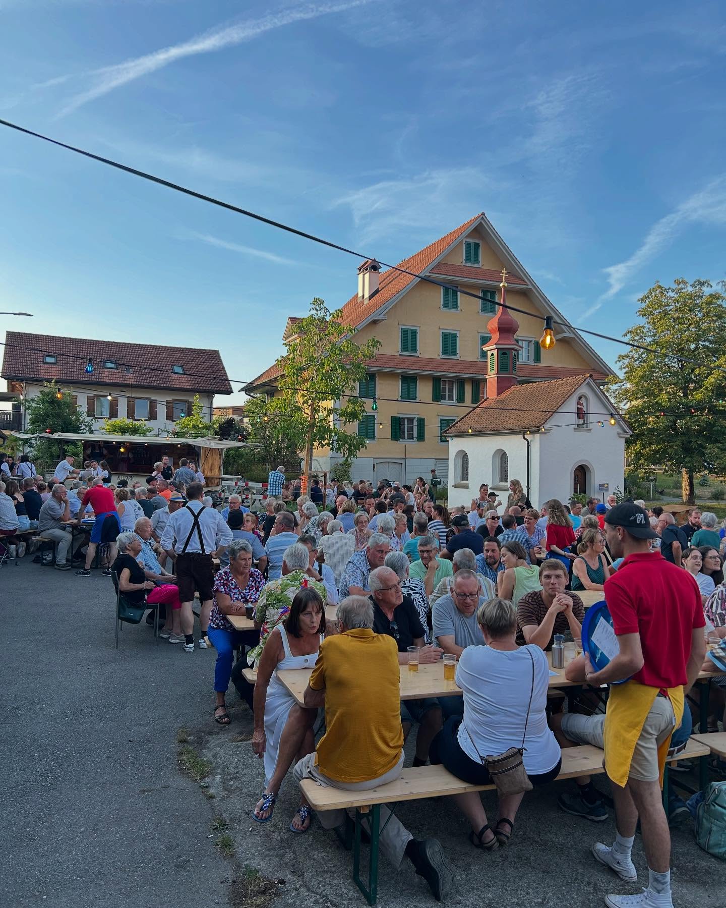 HMH‘s BoG 2025 🍻☀️🥳
Letzten Samstag durften wir gemeinsam mit vielen Besuchern eine gemütlichen Abend verbringen. Vielen Dank für euren Besuch!
Nun verabschieden wir uns in unsere Sommerpause. Wir wünschen allen einen tollen Sommer!☀️
Bis bald,
eure HMH
#hmh #harmoniemusikhitzkirchertal #bog #bier #grill #blaskapelle #sommer