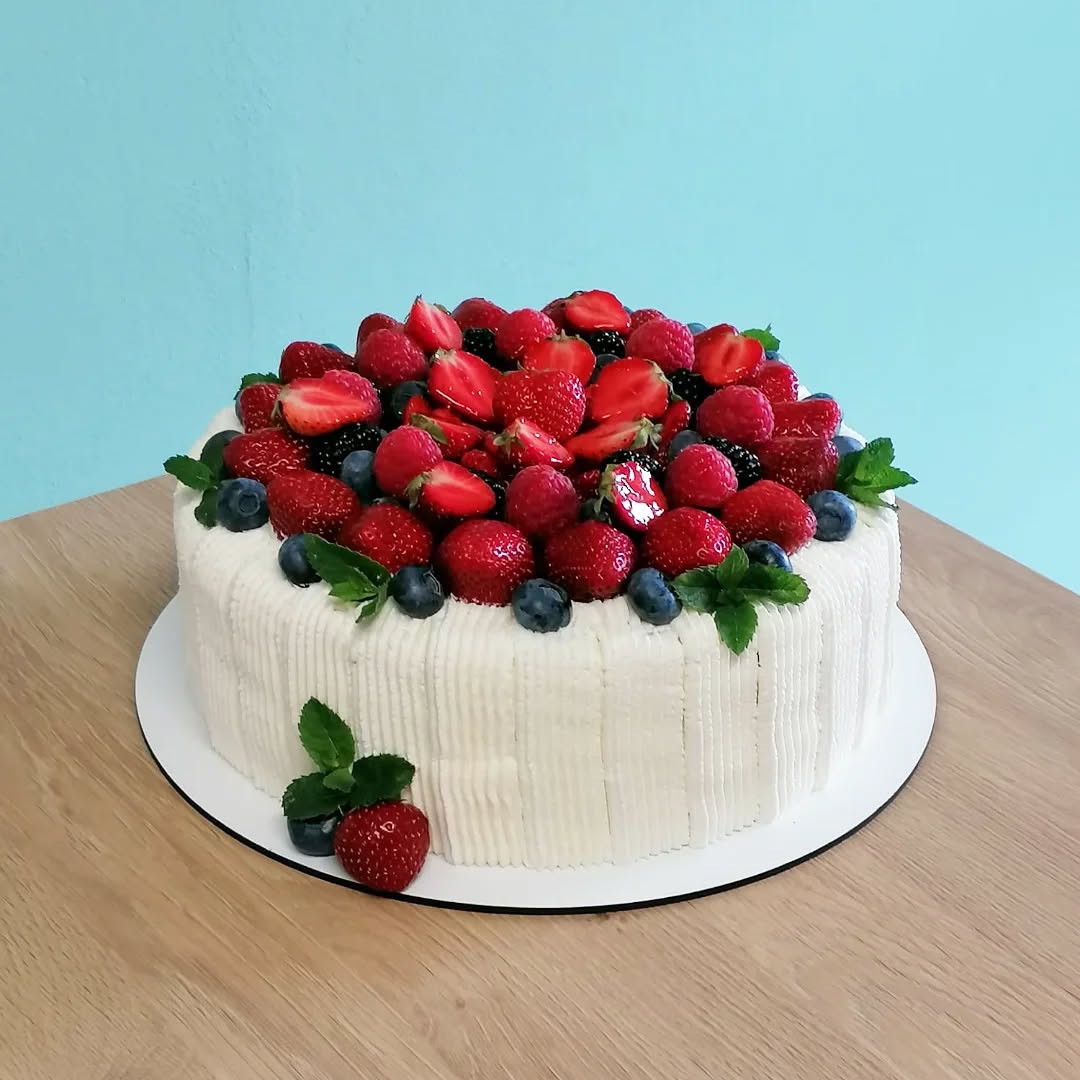 Letní dort jogurt a ovoce #jahodovydort #strawberryyogurt #sladkepohladi