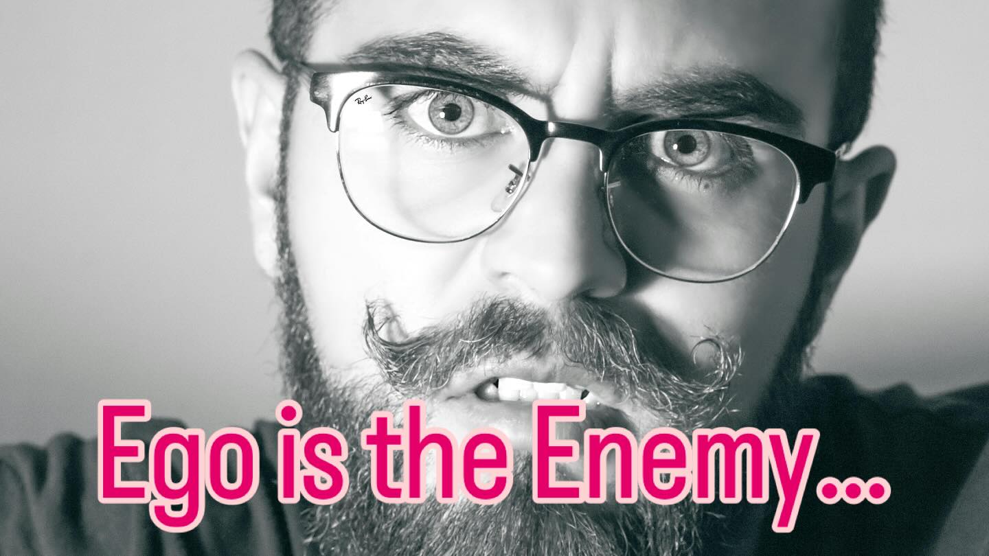 Sunday Morning Coffee: „𝐘𝐨𝐮𝐫 𝐄𝐠𝐨 𝐢𝐬 𝐭𝐡𝐞 𝐞𝐧𝐞𝐦𝐲“…
Sie kennen das geflügelte Wort, sich selbst im Weg zu stehen? Das tun gar nicht so wenige Menschen. Ohne sich dessen bewusst zu sein. Das ist sehr bitter für sie, aber nicht mehr. Betrifft das „Blockieren einer guten Entwicklung“ aber auch andere Menschen, eine ganze Abteilung, eine Organisation oder gar übergreifende Kollektive, dann wird das von einem individuellem zu einem übergreifenden und kollektiven Problem.
Ryan Holiday hat dazu vor einigen Jahren ein Buch geschrieben: „Ego is the enemy“. Ich kann es jedem empfehlen.
Wieder einmal kann Leadership den Unterschied machen: Führung – und Selbstführung!
Nun, man wird befindliche Team Members nicht auf Knopfdruck um 180 Grad drehen können, aber man kann sie bzw. sich ;-) entwickeln.
📌 Mission, Vision/Ziele, Werte: Wieder einmal sind es diese grundlegenden Managementhebel, die den Weg für das Team so klar vorzeichnen können, dass befindliche Störmanöver gehemmt oder unmöglich gemacht werden.
📌 Vorbild sein: Wer als FK vorlebt, dass Demut statt Arroganz, Disziplin statt Selbstverliebtheit und konstruktives, nachvollziehbares Vorgehen statt Selbstdarstellung und Inszenierung punkten, beginnt Befindlichkeitssümpfe trockenzulegen.
📌 Das „Ich“ völlig auszublenden ist unrealistisch und auch gar nicht zielführend. Trotzdem sollte in einer Organisation die Frage „Was ist das Beste für mich?“ konsequent um die Frage „Was ist das Beste für die Organisation?“ ergänzt werden.
📌 Zielkongruenz herstellen: Das ist das Meisterstück von Leadership. Wenn es der FK gelingt, die Ziele der Organisation mit den individuellen Zielen der einzelnen Team Members zu verheiraten, dann ist man auf dem besten Weg, Egoismen im Team bzw. der Organisation zu verhindern.
#leadership #change #leitbild #strategie #erfolg #management #ceo
pic: pexels