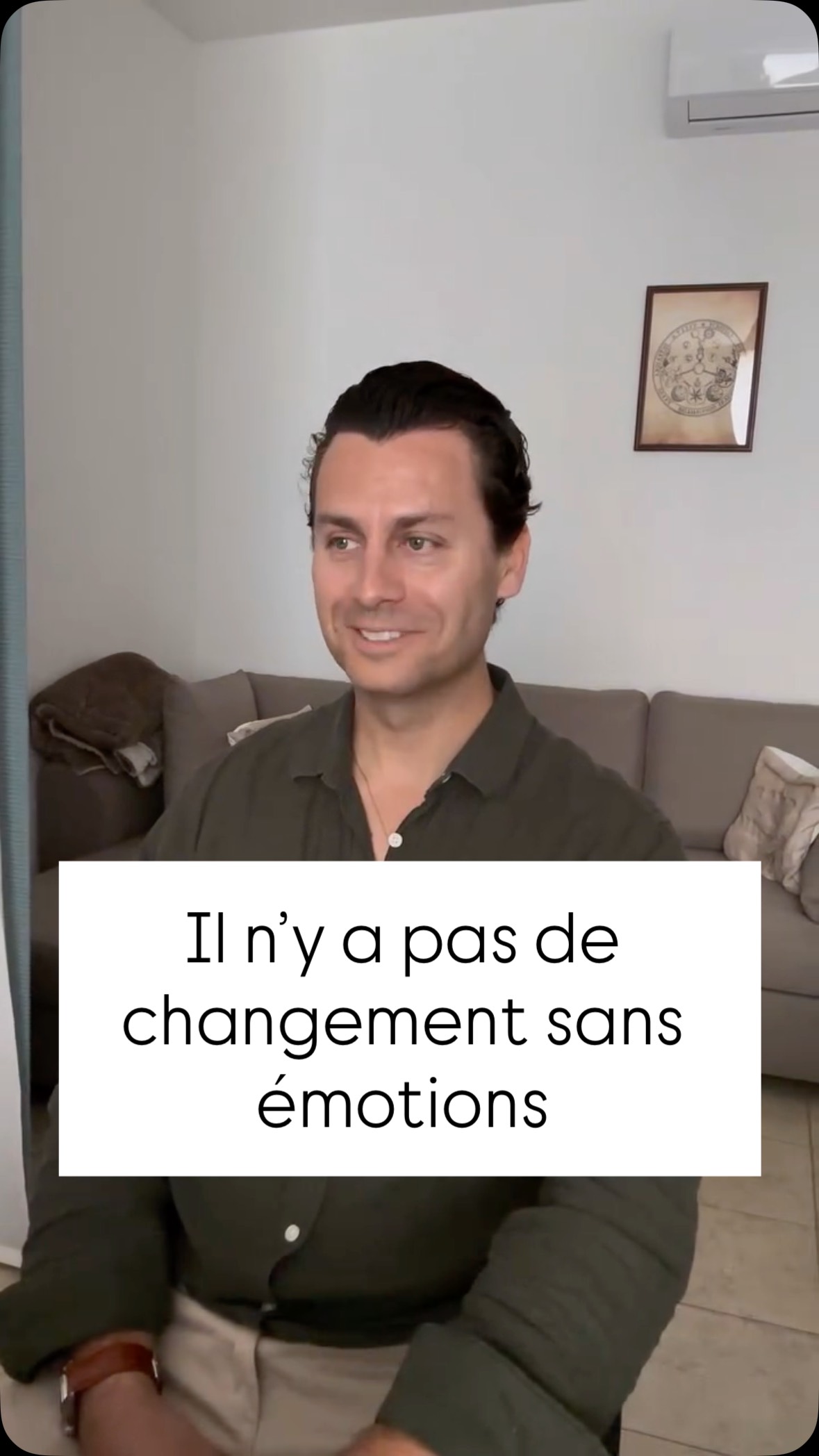 🌀 Le changement passe par le corps. Par l’émotion.
Dans tout accompagnement au changement, il ne suffit pas de comprendre. Il faut ressentir.
On pourrait croire que pour avancer, il faut avoir les bonnes idées. Mais c’est faux. Le changement durable ne passe pas par le mental seul : il prend racine dans le corps, là où vivent les émotions.
Car une émotion, avant d’être un mot, est une réaction physiologique : rythme cardiaque, respiration, tension musculaire… C’est le corps qui parle. Et c’est lui qui nous guide.
👉 Selon Antonio Damasio, neurologue et auteur de L’Erreur de Descartes, ce ne sont pas nos pensées rationnelles qui dirigent nos choix, mais les marqueurs somatiques — des empreintes émotionnelles dans le corps, issues de notre vécu. Autrement dit : sans émotion, pas de décision.
Sans contact avec notre ressenti, pas de vrai changement.
🧠 C’est pour cela qu’en accompagnement, on évite les interprétations :
Dire à quelqu’un « t’es triste, non ? » l’enferme dans notre regard.
C’est une projection.
À l’inverse, demander :
« Quand tu dis ça… qu’est-ce que tu ressens, là, maintenant ? »
ouvre un espace.
Un espace pour qu’il écoute ce qui se passe en lui.
Un espace pour qu’il se découvre.
Un espace pour que son corps parle… enfin.
🔎 Carl Rogers, fondateur de l’approche centrée sur la personne, nous rappelle que la qualité de la présence et l’écoute authentique permettent à l’autre d’accéder à ses propres ressources. Et ces ressources sont souvent d’abord sensorielles, émotionnelles, incarnées.
💡 Interroger le corps, c’est inviter l’inconscient à s’exprimer.
C’est ça, le vrai levier d’évolution.
Et ce n’est qu’à partir de là qu’un recadrage, une mise en mouvement ou un choix nouveau peuvent vraiment émerger.
#hypnose #formationhypnose #introspection #émotions #carlrogers #antoniodamasio #inconscient