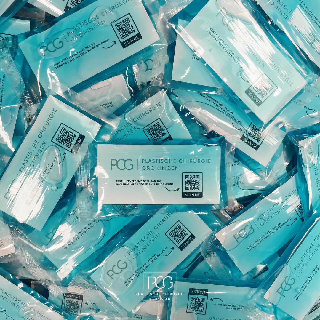 It’s cool to cool! ❄️
Na bijvoorbeeld een ooglidcorrectie is het fijn om het behandelde gebied te koelen. Voor onze patiënten hebben we deze leuke coolpacks die ze meekrijgen na hun behandeling!
P.S. Bent u tevreden met uw ervaring bij PCG? Scan dan de code op de coolpack en laat een review achter!