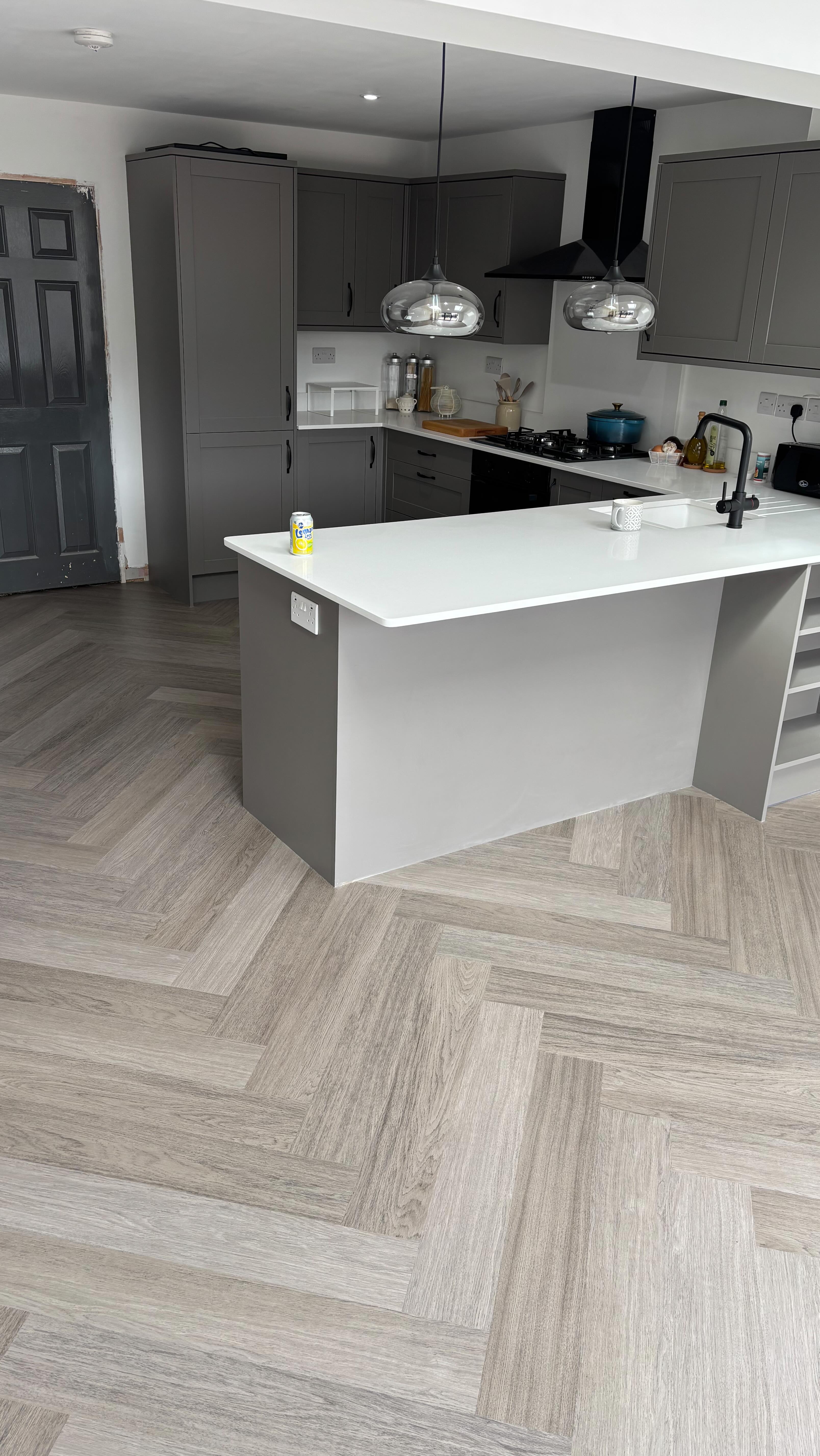Screed and installation of @karndean_uk Knight tile grey studio oak in herringbone style. Finishes off this kitchen diner conversion perfectly ππ»ππ»
#manchesterhomerenovation #manchesterfloorlayers #manchesterlvtfloor #parquetflooring #herringbone #hallwayflooringideas #karndeandesign #manchesterkitchenfitter #manchesterfloorfitter #karndeanflooringmanchester #oasis