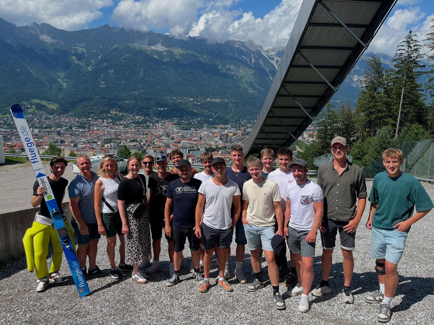 ZIMMERER AUSFLUG🛶🍻
Gestern samma glei in da Fria ins Ötztal zum Raften gfahrn. Mit zwoa Boote hama de Imsterschlucht unsicher gemacht.🚣♀️💦
Nachm Mittagessen samma weida nach Innsbruck – auf d’Bergisel-Schanze. A echter Skispringer war unser Guide und hod uns zoagt wia des do so zuageht – richtig beeindruckend! ⛷️🏔️a Drink in da Bergisel Skybar hod natürlich ned fehlen derfn.🍹
Zum Abschluss hamas uns beim Straßburger Wirt in Nußdorf nummoi guad geh lassn. Und de wo no ned hoam geh woidn, san no nach Au ins Weinfest🍷🎶 schee wars wieder!!
#raftingtour #betriebsausflug #gaudi #teambuilding #bestemannschaft #bergiselschanze #innsbruck #skisprungschanze #holzbau #arbeitenmitholz #zimmereiniederthanner #zimmerertreffpunkt #zimmerer_auf_insta #ötztal #imsterschlucht #scheewars