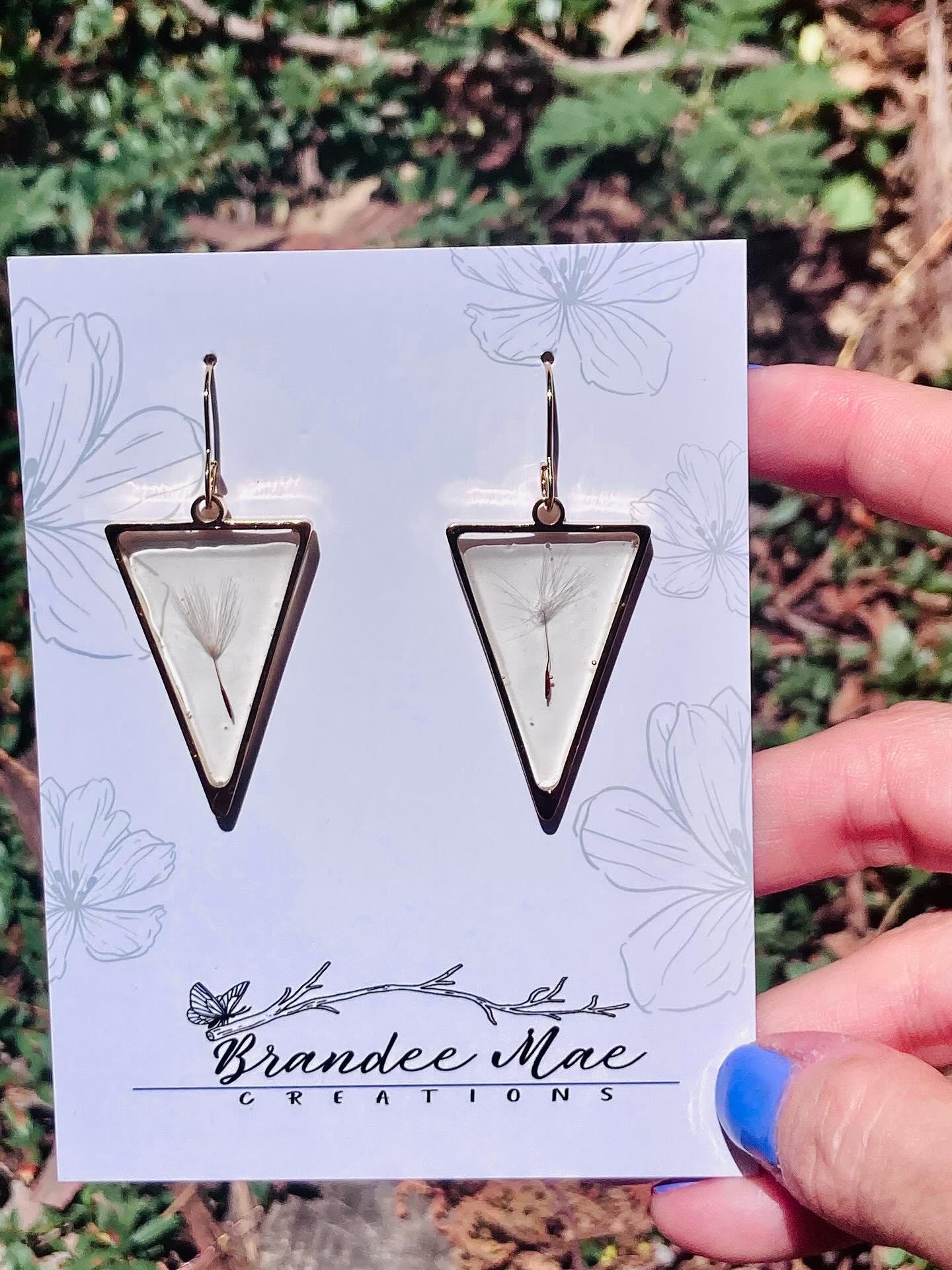 The sweetness of a wish preserved forever 🥰💕🌼 These Dandelion Seed Earrings come in a variety of shapes, sizes and metal colors. But they won’t last long.
Message me to grab yours today or come find me in front of the 76 station at Truckee Thursdays this Thursday.
#dandelionseedearrings #homegrownflowers #handmadejewelry #madewithlove #brandeemaecreations #madewithlove