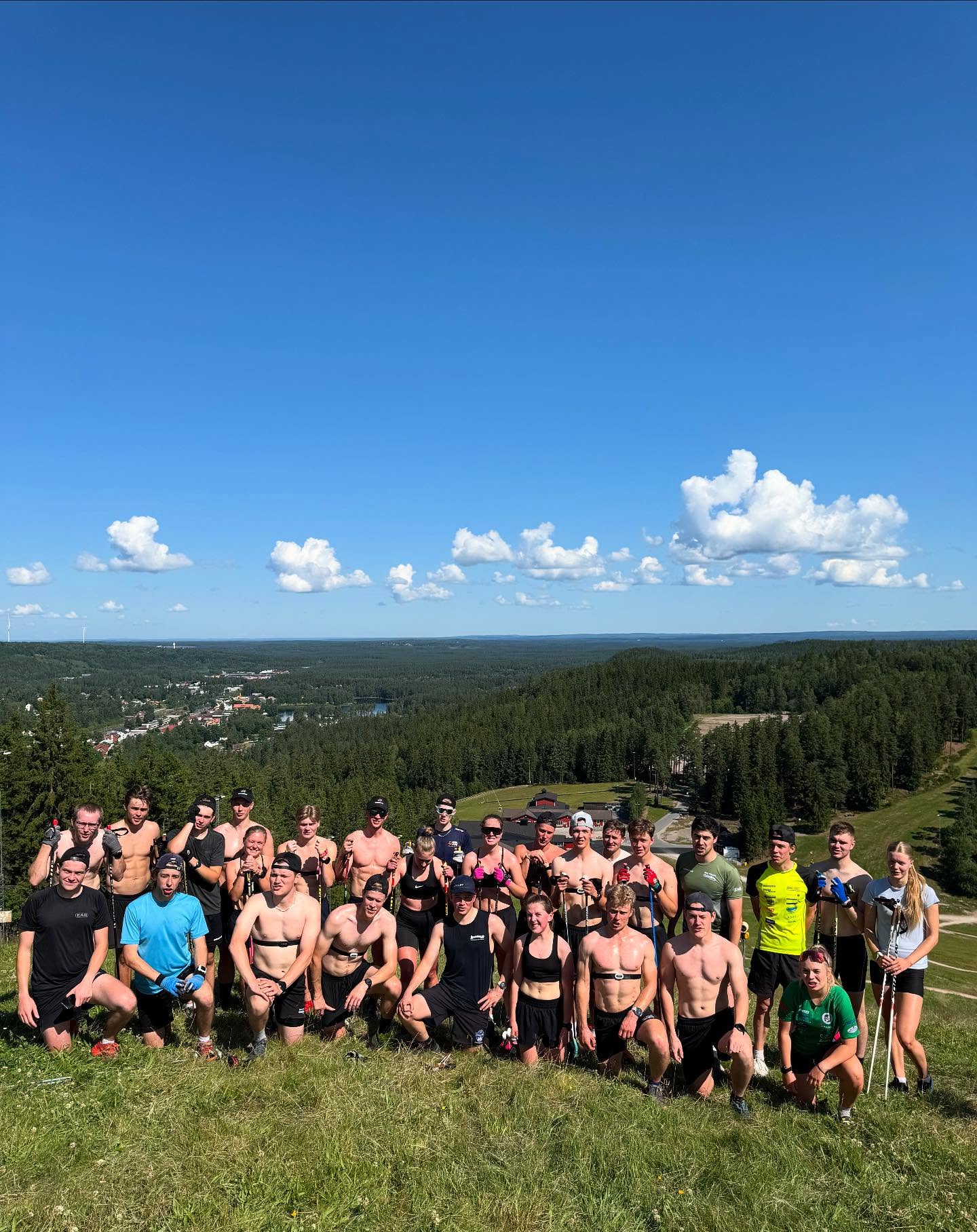 Årliga sommarlägret v28 med Smålands Skidförbund.
Ett svettigt stavgångspass på Isaberg har fått inleda vår tredje lägerdag.
Stämningen är på topp ☀️ 🔥
@smalandsskidforbund
@isabergstoppen