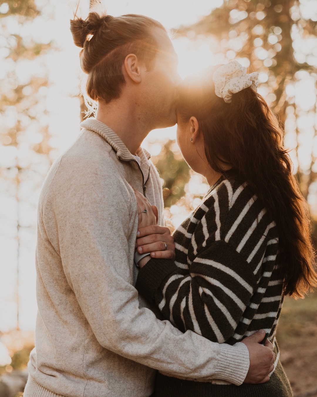 Det är så mycket jag inte hunnit visa från senaste månadernas fotograferingar. Bland annat denna supermysiga parfotografering från i maj, då jag mötte upp Joanna och Simon (och deras gulliga hund!) i Bynäset en vacker kväll. De hade förlovat sig på samma plats ett år tidigare och ville fira med en fotografering. Så himla fin idé! 🥰
Oftast bokar man kanske en fotografering för att fota barnen, hela familjen eller vid någon stor tillställning som bröllop eller dop. Men det är ju minst lika värdefullt att föreviga bara er två och er kärlek en vanlig vardag. Det kan vara som i detta fall för att fira en förlovning, kanske en årsdag eller att ni varit gifta i fem år. Eller bara för att! Det finns ingen för liten eller för stor anledning till att fotograferas, det är ovärderligt att kunna se tillbaka på er tid tillsammans genom vackra bilder 🧡
#parfotograf #parfotografering #parfotograföstersund #parfotografjämtland #fotograföstersund #fotografjämtland #kärleksfotografering #bröllopsfotografjämtland #porträttfotografering #porträttfotografjämtland