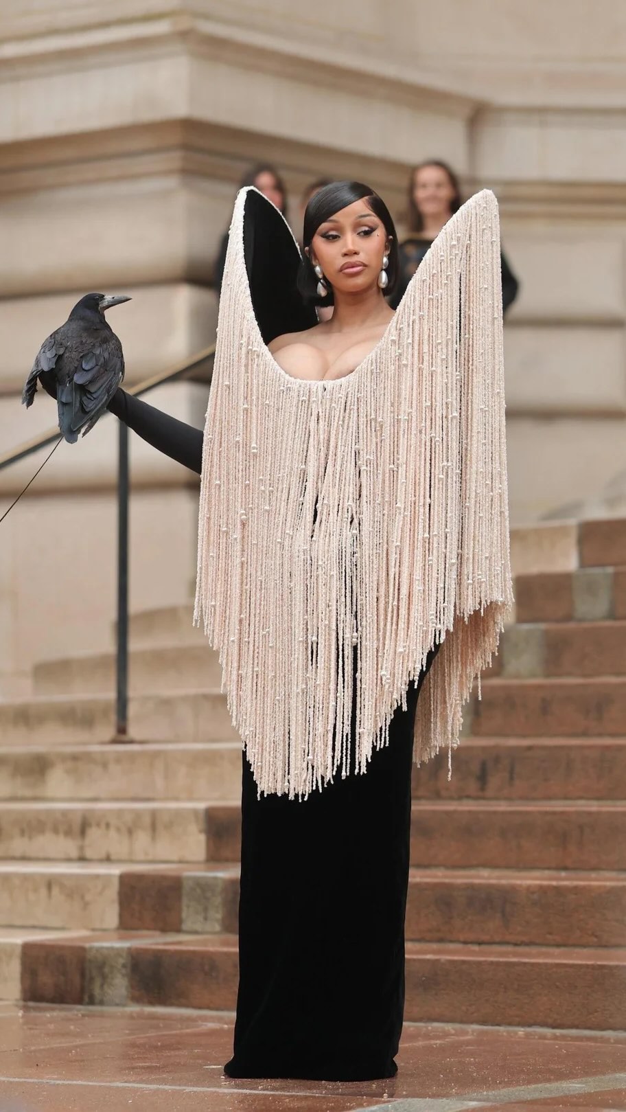 @schiaparelli opened Haute Couture Week with @danielroseberry’s breathtaking Fall-Winter 2025/26 collection — a bold blend of surrealism and sophistication. Titled Back to the Future, the show reinterpreted Elsa Schiaparelli’s iconic 1930s designs with a fearless, modern edge.
The front row was just as striking, with appearances from @iamcardib, @dualipa, and @hunterschafer — all serving serious Schiaparelli energy.
What did you think of the show?
#Schiaparelli #HauteCoutureWeek #DanielRoseberry #PFW #CoutureWeek #FallWinter2526 #CardiB #DuaLipa #HunterSchafer