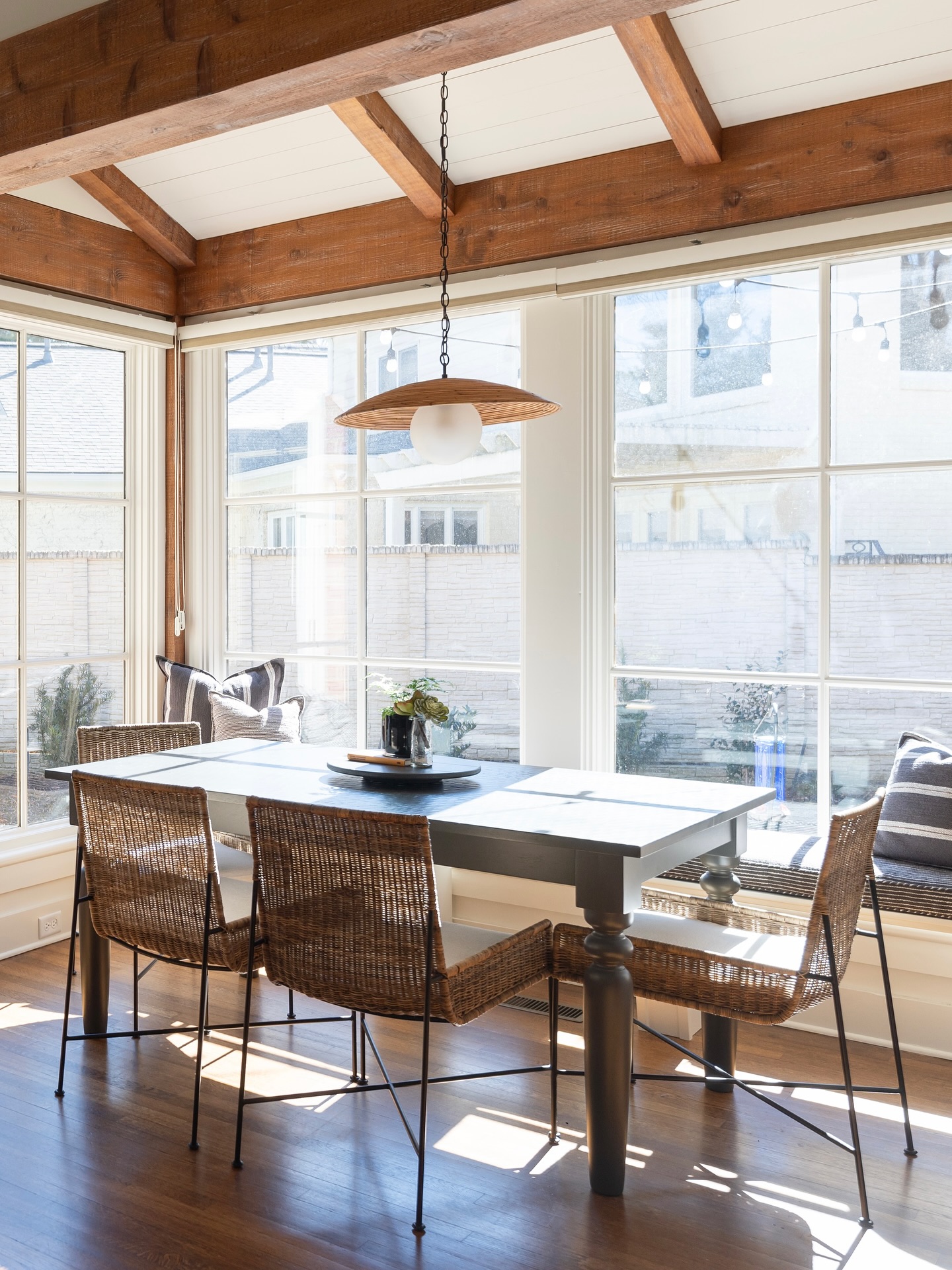 When the morning light hits just right. 🤌🏼
This little corner was designed to feel like a soft landing〰️warm beams, layered textures, and a touch of quiet charm. The built-in banquette makes it a favorite spot for slow breakfasts, quick emails, and everything in between.
Photography: @jennifer.saltsman.photography
#layered #texture #details #interiors #interiordesign #interiordetails #interiordesigner #homedesign #home #homeliving #homestyle #livedinluxury #breakfastnook #designstudio #designdetails
