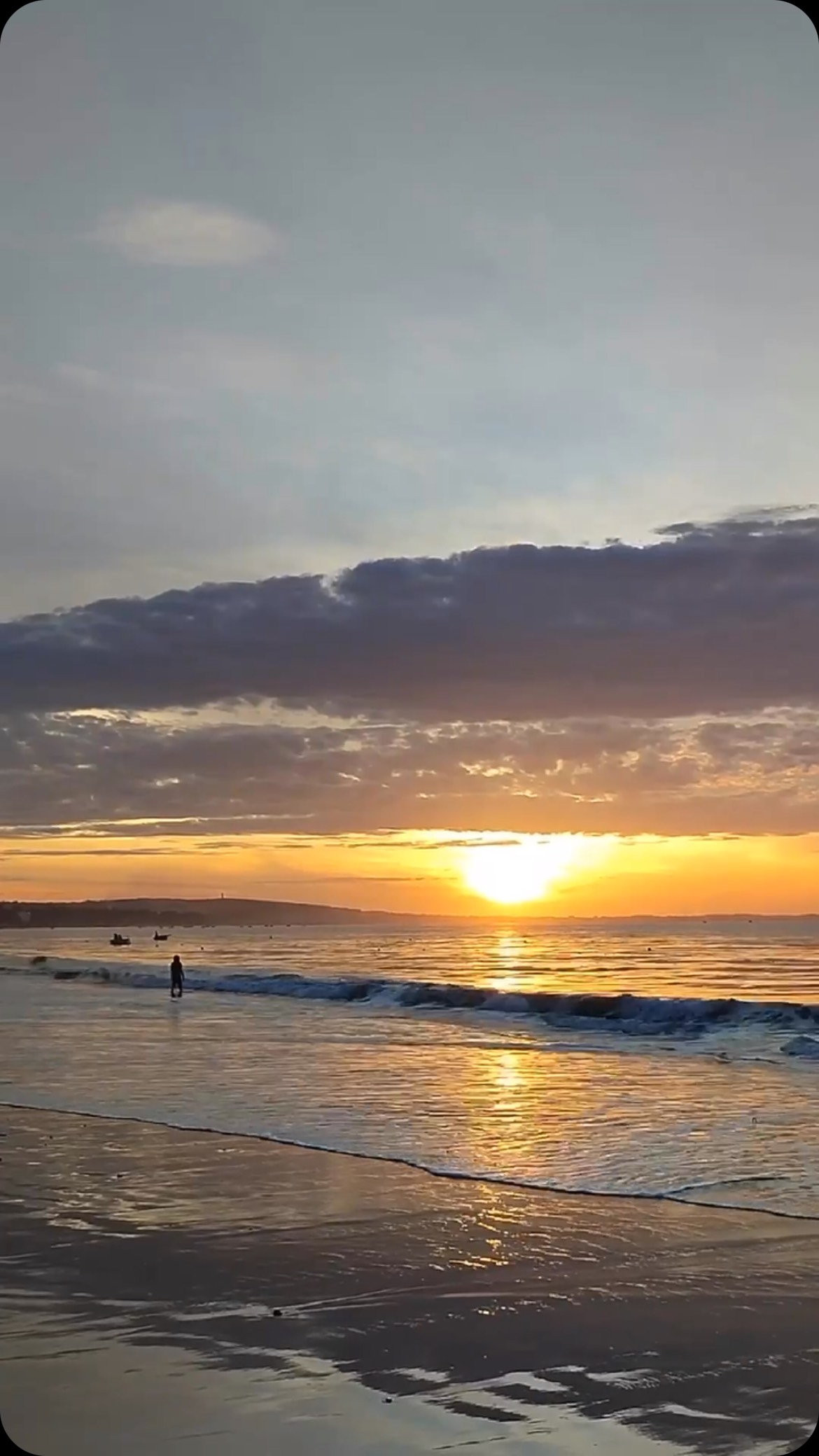 RUST en RESULTAAT
Of je nu komt voor een dieptereiniging, een glow boost of gewoon even een pauze voor jezelf — elke behandeling in mijn praktijk begint en eindigt op dezelfde manier: met zorg.
🧡 We starten met ademhaling.
Zacht, bewust, als een uitnodiging om te landen in je lichaam.
🧡Dan volgt het aroma — zorgvuldig gekozen en afgestemd op het moment.
Het vult de ruimte en fluistert: je bent veilig, je mag ontspannen.
🧡Ik geloof dat huidverzorging meer is dan technieken of producten.
Het is een ritueel van aandacht, rust en thuiskomen in jezelf.
🧡Daarom krijgt elke behandeling — of het nu huidgericht is of meer wellness — een opening én een afsluiting als ritueel.
Een moment om te zakken.
Een afronding die je meeneemt, ook als je allang weer buiten staat.
🧡Geen snelle behandeling. Maar een ervaring die blijft.
@baboniskincare #baboniskincare #schoonheidssalon #maastricht #schoonheidssalonmaastricht #wellnessfirst @lakshmi_holistic_skincare