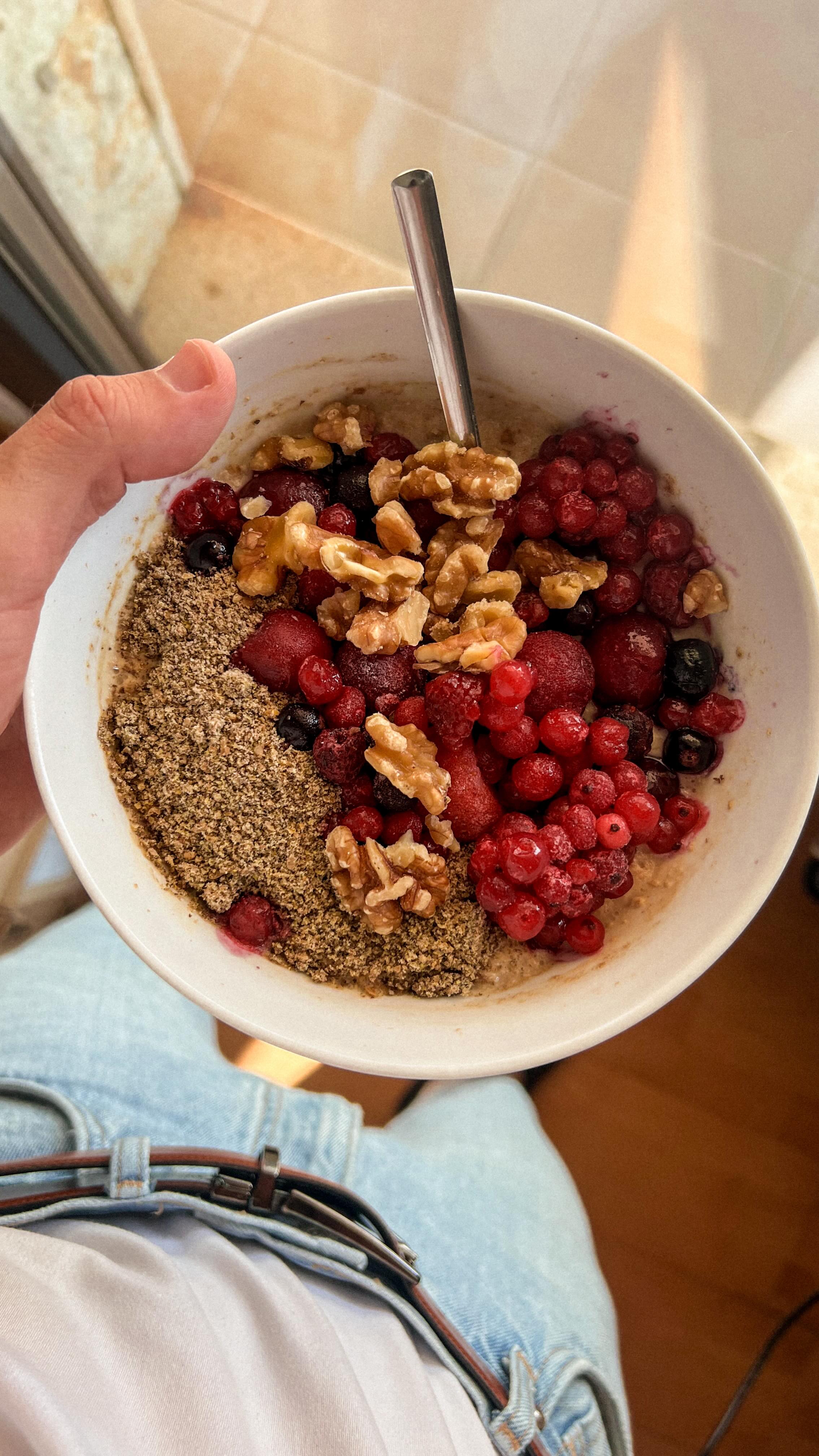 Porridge de avena con frutos rojos congelados ❄️
De estos desayunos que no te cansas. Saciante, rapidísimo de preparar y prácticamente perfecto a nivel nutricional 💪🏽
- 250ml bebida de soja.
- 50g copos de avena.
- 1 scoop de proteína.
- 15g de lino.
- 15g de nueces.
- 150g de frutos rojos congelados.
Podéis comprar la fruta congelada o congelarla vosotros. Probad también con mango y piña congelada, plátano… 🫰🏽
Versión fresquita para verano.
A disfrutar con salud familia!!
#nutriciondeportiva #dietistanutricionista #nutricionista #recetassaludables #recetassanas #healthyrecipes #porridge #sinazucar #disfrutoconsalud #comidareal