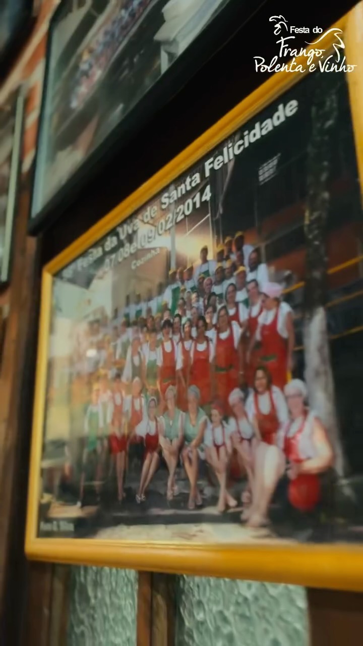 🔥🍗 O SEGUNDO DIA FOI UM ESPETÁCULO! 🎶🍷
Santa Felicidade ficou pequena pra tanta alegria!
Frango crocante, polenta quentinha, vinho no ponto e aquele clima que só essa festa tem! 💛
✅ Teve música boa
✅ Gente animada
✅ Famílias reunidas
✅ E MUITA comida italiana!
💬 “É impossível vir só um dia!”
💬 “Todo ano eu volto porque aqui é especial.”
E a melhor parte? Ainda tem mais!
Se você não veio, ainda dá tempo de viver essa experiência única — mas corre, porque vai só até DOMINGO! 🏃♂️
#FestaDoFrango #SantaFelicidade #SegundoDia #TradiçãoItaliana #VemPraFesta #PolentaEOrgulho
