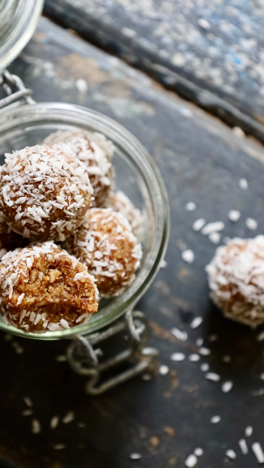 Coconut & Mesquite Bliss Balls. Sooo delicious! Husband approved ✔️
Bliss balls. Energy balls. Energy bites. I never know what to call them, but either way they are the perfect mid-morning or afternoon snack and made using healthy ingredients.
Ingredients: dates, pecans, ground almonds, coconut, tahini and mesquite powder
I used @soaringfreesuperfoods mesquite powder which is just wonderful #gifted
Head over to my blog for the full recipe.
#energybars #energybites #blissballs #healthylifestyle #healthydesserts #veganerezepte #foodblogger #gesunderezepte #foodreels #gesundessen
