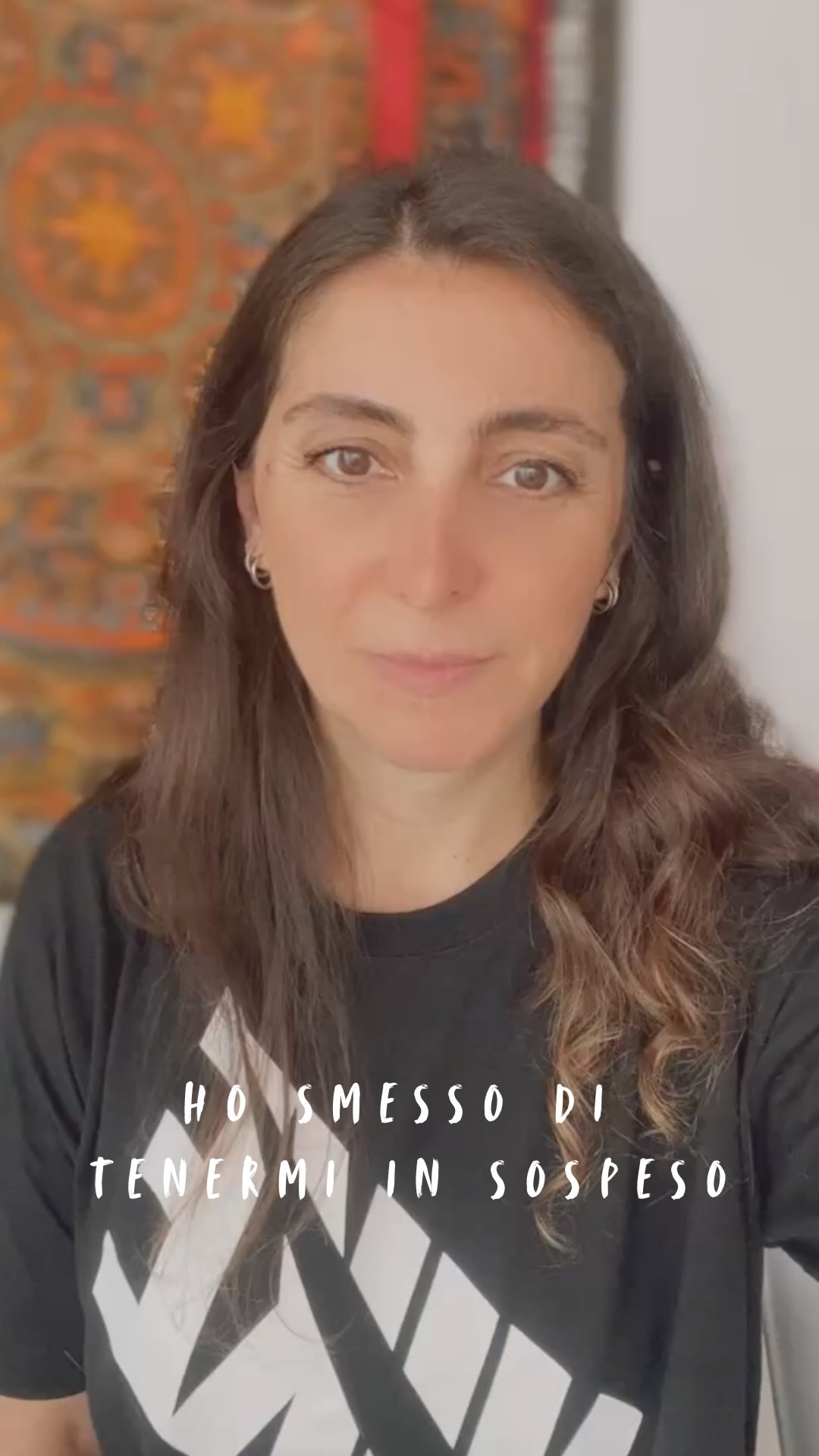 Una cliente mi ha detto: “È come se stessi vivendo in sospeso, anche se fuori tutto va avanti.”
E io lo conosco quel sospeso.
Ci sono passata anch’io.
Quando continuavo a ‘funzionare’ bene,
ma sentivo che non ero davvero presente a me stessa.
Che non bastava più “tenere tutto su”.
Mi mancava un punto di incontro con me,
uno spazio per scegliere, non solo reagire.
È da lì che è nato The Rise Rituals, l’anno scorso:
non un corso,
non un altro contenuto da consumare.
Ma un momento per ricominciare da dentro.
All’inizio era di gruppo, ogni lunedì mattina.
E poi è cambiato insieme a me,
insieme alle donne che lo hanno vissuto.
Oggi RISE è un percorso individuale.
Più intimo. Più profondo.
Lo creiamo insieme, in base a dove sei.
Con strumenti semplici ma potenti: journaling, meditazione, pianificazione consapevole, pratiche di presenza.
Se anche tu hai sentito questo scollamento interiore, raccontamelo nei commenti.
Oppure scrivimi RISE in DM se vuoi scoprire come tornare a sentirti davvero al centro della tua vita.
———-
cambiamento profondo
fasi di transizione
riscrivere la propria storia
lasciar andare
cambiare pelle
attraversare il buio
ripartire da sé
ricostruirsi
fermarsi per capire
tempo per sé
—————