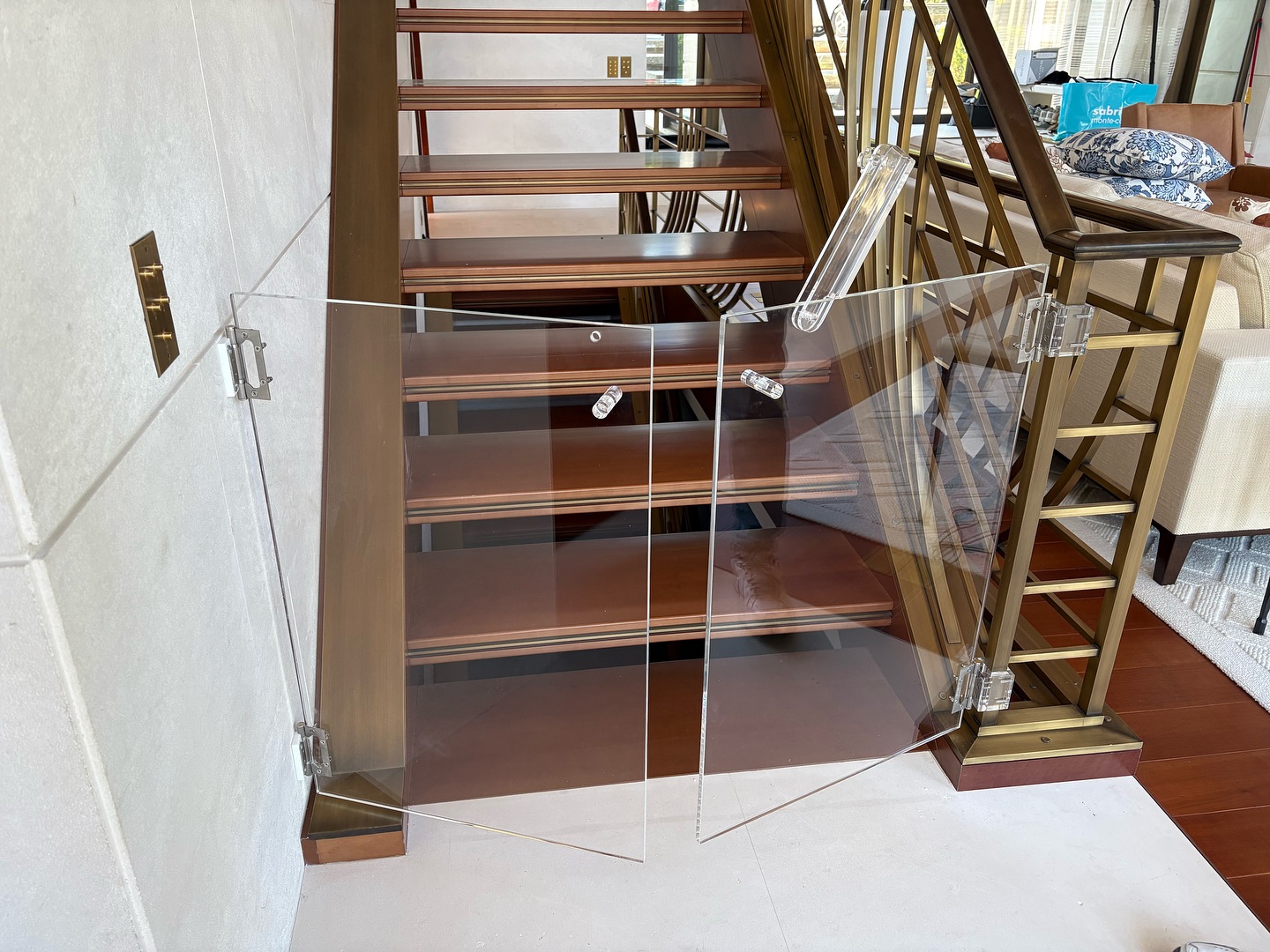 Réalisation de porte avec poignet et bloque porte sur mesure en verre acrylique 💫
Les avantages par rapport au verre :
-plus simple à nettoyer
-plus léger et résistant
-clair comme le Cristal
#verreacrylique #plexiazur #atelier #fabrication #français #cristal