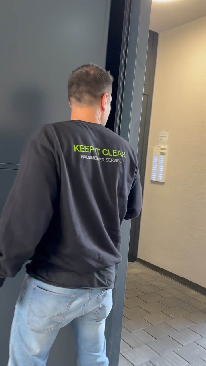 Neu gebautes Objekt in der City, Müllbereitstellung liegt bei uns.
Problem: Der Abholplan wird noch nicht ganz eingehalten – wir müssen daher nachbessern.
Mit so viel Umzugs-Müll keine leichte Nummer. #hausmeisterservice #immobilien #darmstadt #handwerk #reinigung #keepitclean