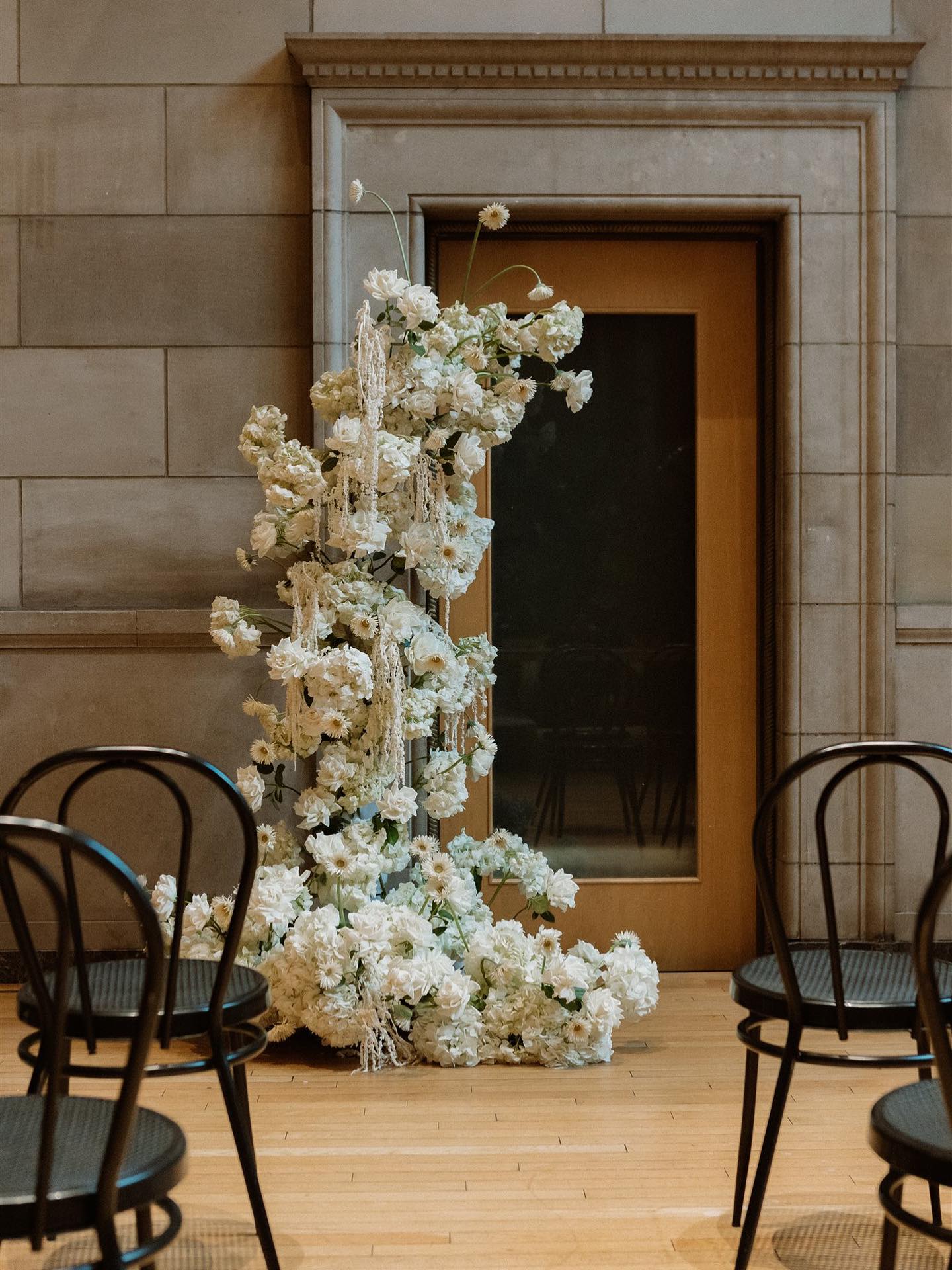Beneath its grand arches, a refined floral design enhances the Crew’s understated elegance 🤍
Planification et design : @erikaco.events
Photographe : @myriammenardphoto
Vidéaste : @karafilms
Lieu réception : @crewcollectivecafe
Traiteur : @hbevenement
Fleurs : @oxide_design_floral
Location : @celebrationsgroup
Robe de mariée : @dreamityourselfmontreal
Bijoux : @yasminerosedesigner
Costume : @montreal_blandindelloye
Maquillage : @makeuparie
Coiffure : @atelierlavande
Papeterie : @whitewillowpaperco
Tenues des invités : @maisonlprn
Mannequins : @emamodels @mel.roy & @vincenttremblay