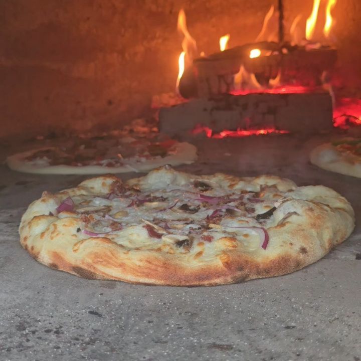 Did you know that in the US approximately 3 billion pizzas are consumed each year? That works out to about 46 slices per person! With how hard the Juliana's pizza ovens have been working, we've gotta be a big contributing factor to that data! When we're working one of our ovens, we never see a face just once - the guests always come back for more! Here's your sign to make your next party a Juliana's pizza oven party! 🍕
#pizzaoven #pizzaparty #pizzacatering #brickoven #mobilepizzaoven #partyplanning #pizza