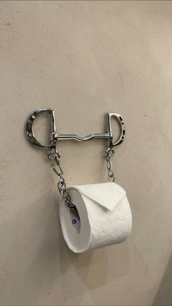 🛁 Es sind die Details, die den Unterschied machen.
Nischen für Kosmetiktücher. Griffe, die sich gut anfühlen. Stauraum, wo man ihn braucht.
Und WC-Rollen-Halterungen, die das Tüpfelchen auf dem i sind.
🎥 Im Video zeigen wir, wie durchdacht Badezimmer sein können – vom ersten Griff bis zum letzten Haken.