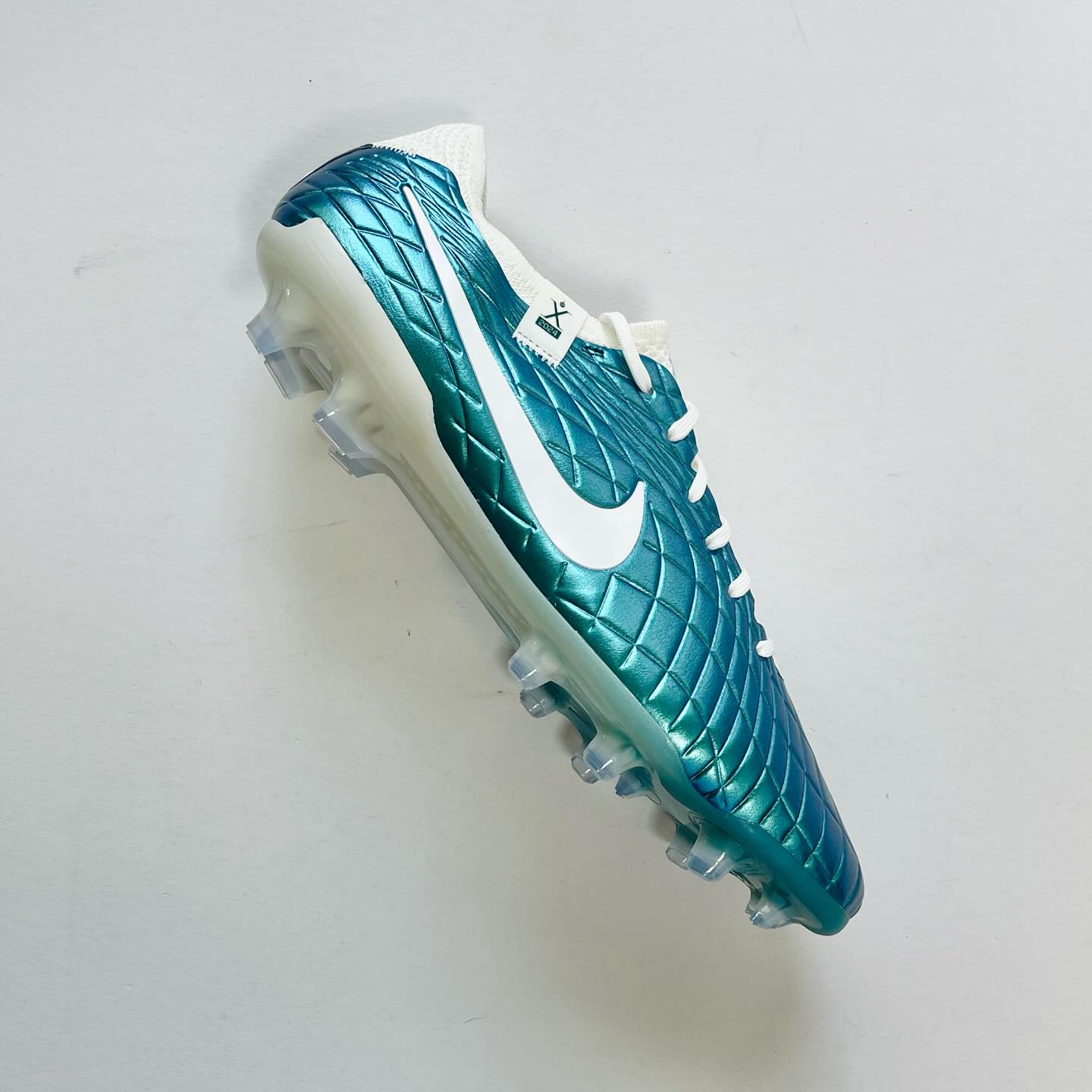 💎 Tiempo Legend 10 Elite — 30 Years of Touch, Reimagined.
Celebrating three decades of Nike Tiempo excellence, the Tiempo Legend 10 Elite 30 Emerald fuses classic craftsmanship with cutting-edge innovation. That stunning Dark Atomic Teal / Sail colourway is pure class — just like the touch and control this boot delivers on the pitch.
⚽ Perfect for players who let their feet do the talking.
📦 Available now in limited sizes