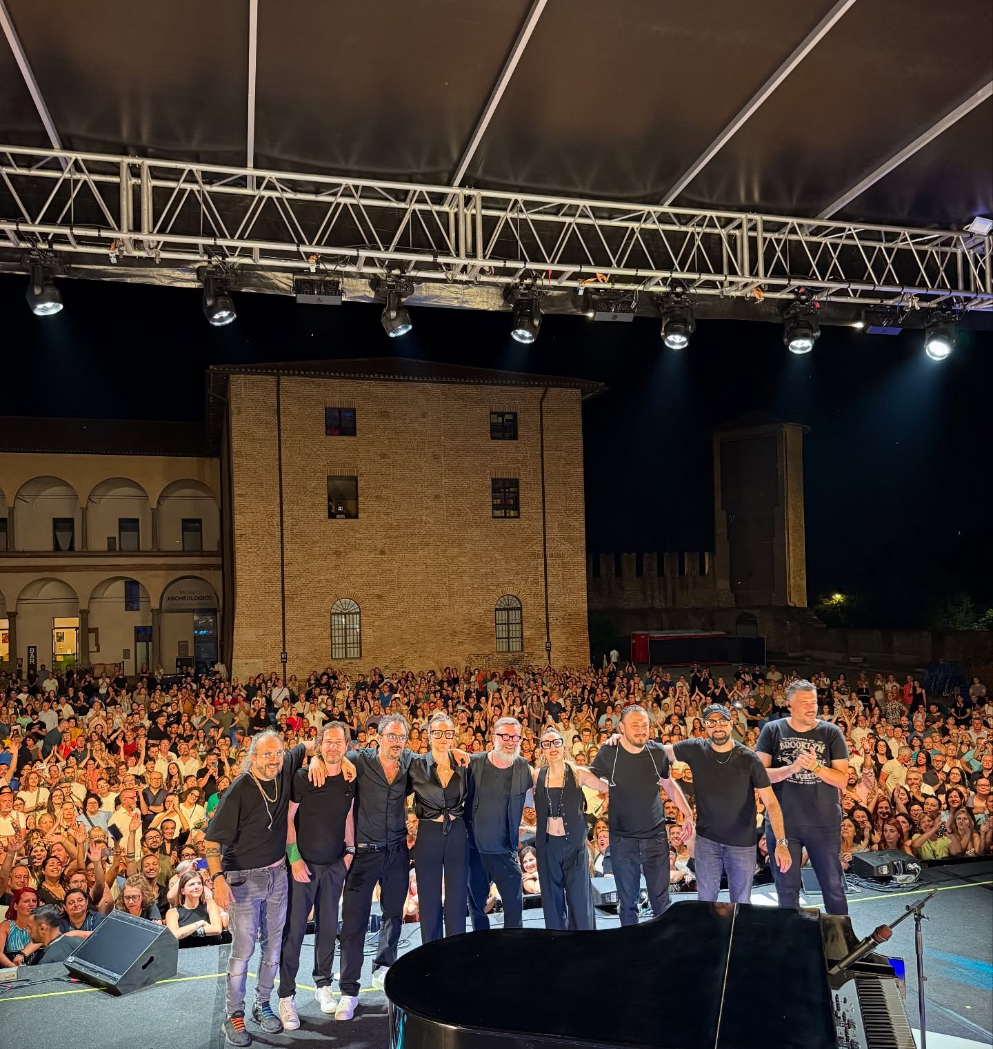 Grazie Piacenza!
Una serata speciale, in un luogo magico come Palazzo Farnese, che porterò con me ❤️
Il tour continua: ci vediamo lunedì al Castello di Udine.
Non vedo l’ora di ritrovarvi!
Ph @laurabadiali
#MarcoMasini #CiVorrebbeAncoraIlMare @friendsandpartners @momyrecords @concerto.official @rtl1025 @birindelliauto