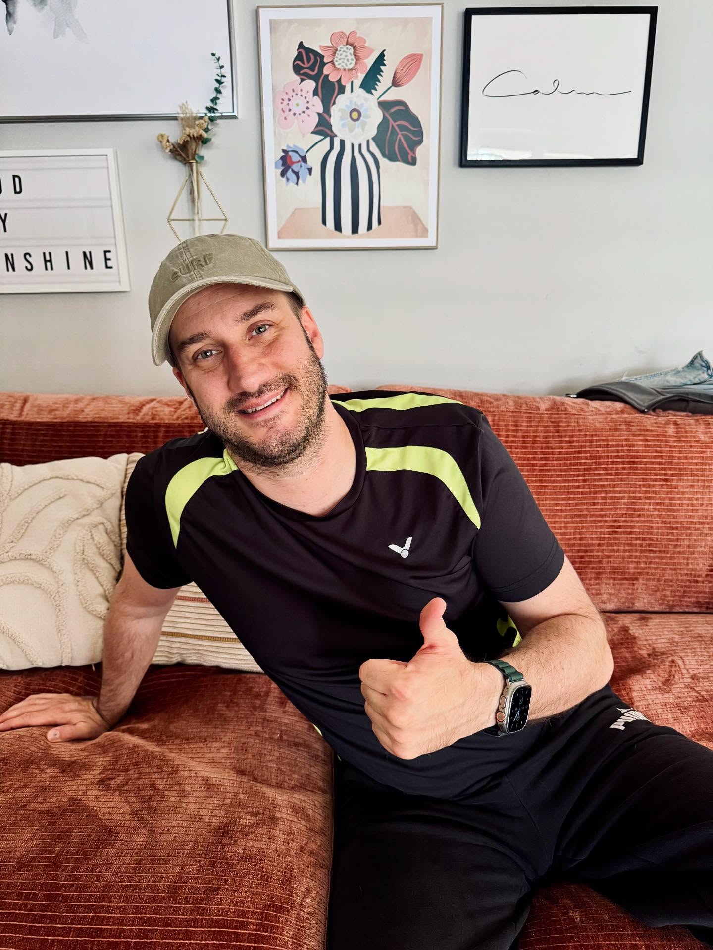 Massiver Bandscheibenvorfall L5/S1
Leider hat es mich erwischt. Sehr mehr als 6 Tagen kann ich mich nicht ohne starke Schmerzen bewegen. 😢
Dank der westlichen Medizin gibt es gute und relativ schnell wirkende Medikamente, doch als Shiatsu Therapeut bin ich auch von der östlichen Medizin überzeugt.
Wie kann Shiatsu nun helfen und unterstützen:
🔸löst Verspannungen und Blockaden
🔸fördert die Durchblutung
🔸bringt dich in einen Entspannungszustand
🔸Schröpfen löst Stagnationen
🔸Ingwerkompressen bringen Bewegung ins System
🔸dehnt und lockert die Muskulatur
🔸regt die Selbstheilung an
Ich bin top motiviert und gespannt, wie lange der Weg sein wird! Solche Momente zeigen auf, wie sehr man auf seinen Körper hören soll und wie wichtig es ist, auf ihn aufzupassen! 💪🏼
#shiatsu #bandscheibenvorfälle #shiatsumassage #schmerzen #schröpfen #ingwerkompressen #health #gesundheit #wirbelsäule #entspannung #comeback #infiltration #selbstheilung #krank #moxa #tens