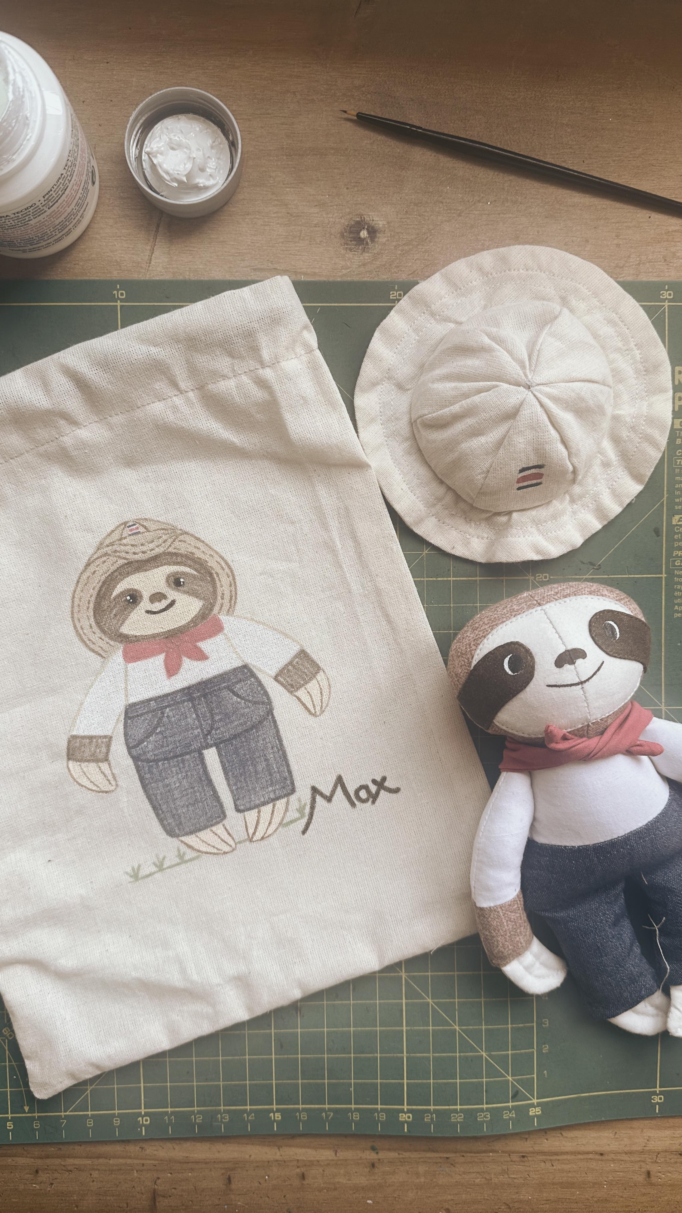 Hay regalos que se compran…
y otros que se crean con el alma.
El pequeño Max recibirá algo más que un muñequito:
una historia hecha a mano,
una bolsita pintada con amor,
un símbolo de cariño que perdura.
#CreacionesConAlma #MuñecosPersonalizados #HechoAManoConAmor #TweetTweetArtesanal #RegalosConHistoria #RegaloTierno