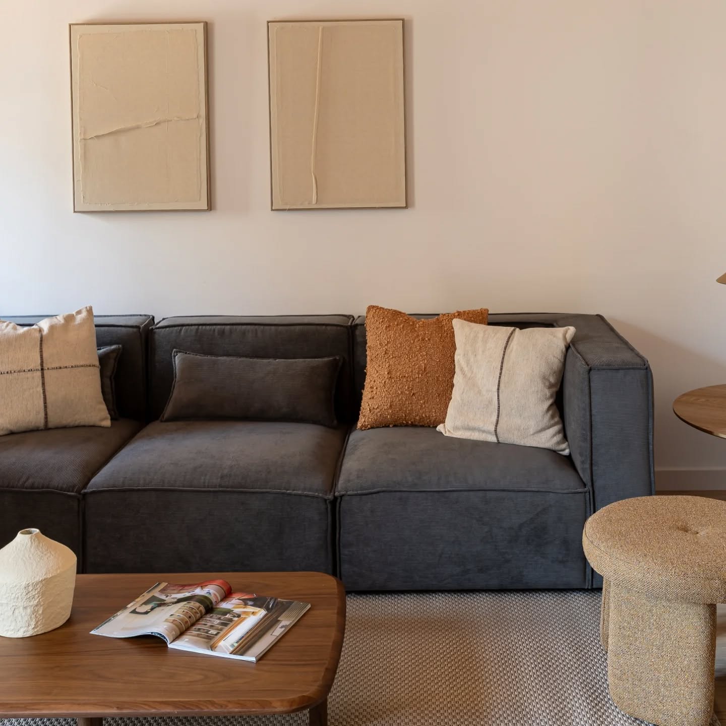 En este proyecto se ha apostado por un interiorismo que huye de las tendencias pasajeras para centrarse en la esencia del espacio y en la calidad de los materiales. Uno de los principales objetivos ha sido poner en valor la arquitectura original de la vivienda, recuperando parte de los techos abovedados con vigas de madera que habían quedado ocultos tras sucesivas intervenciones.
La restauración de estos elementos ha permitido devolver carácter y autenticidad a los interiores, aportando calidez, textura y una conexión directa con la historia del inmueble. Este gesto no solo realza el valor patrimonial del espacio, sino que también establece un diálogo armónico entre lo antiguo y lo contemporáneo.
Este enfoque atemporal permite que el espacio evolucione con quienes lo habitan.
#interiorismo #intetiordesign #diseñoatemporal #diseñointerior #DiseñoConSentimiento #dissenyinteriors #disenodeinteriores #dissenyinterior #hogar #home #homedecordesign