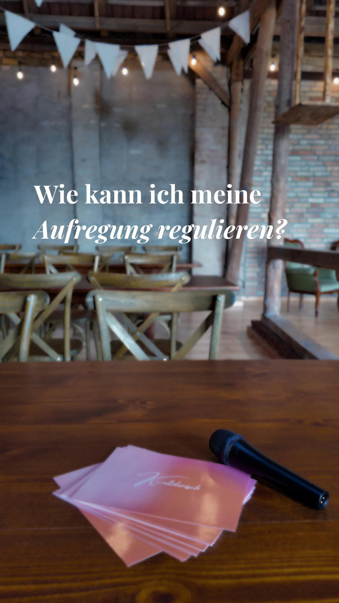 Was ich durch meine Leidenschaft das Theaterspielen über Aufregung gelernt habe…
Früher dachte ich immer, mit mir stimmt etwas nicht, wenn ich aufgeregt war. Herzrasen, flacher Atem, schwitzige Hände… ein Zustand, den ich einfach nur loswerden wollte!! 🙈
Aber irgendwann habe ich gelernt: Aufregung ist kein Zeichen von Schwäche. Sie will dir nichts Böses, im Gegenteil… Sie ist da, weil dir etwas wichtig ist!
Ob vor einer Rede, der eigenen Hochzeit oder einem großen Moment im Job. Wir alle kennen dieses Kribbeln!
Im Theater habe ich gelernt, was in solchen Momenten im Körper passiert: Der Sympathikus schaltet auf Alarm, dein System läuft auf Hochtouren. Aber du kannst aktiv den Parasympathikus (deinen Ruhe-Nerv) ansteuern. Durch Atmung, Körperarbeit und auch deine Präsenz.
Seit ich das verstanden habe, ist die Aufregung nicht verschwunden, aber sie hat definitiv ihren Schrecken verloren.
Und manchmal ist sie sogar genau das, was mich trägt.
In den nächsten zwei Reels zeige ich dir, wie du deinen Parasympathikus ganz bewusst aktivieren kannst! 😊
Spoilert doch schon mal in den Kommentaren: Was hilft euch, wenn die Aufregung kickt? 🙈