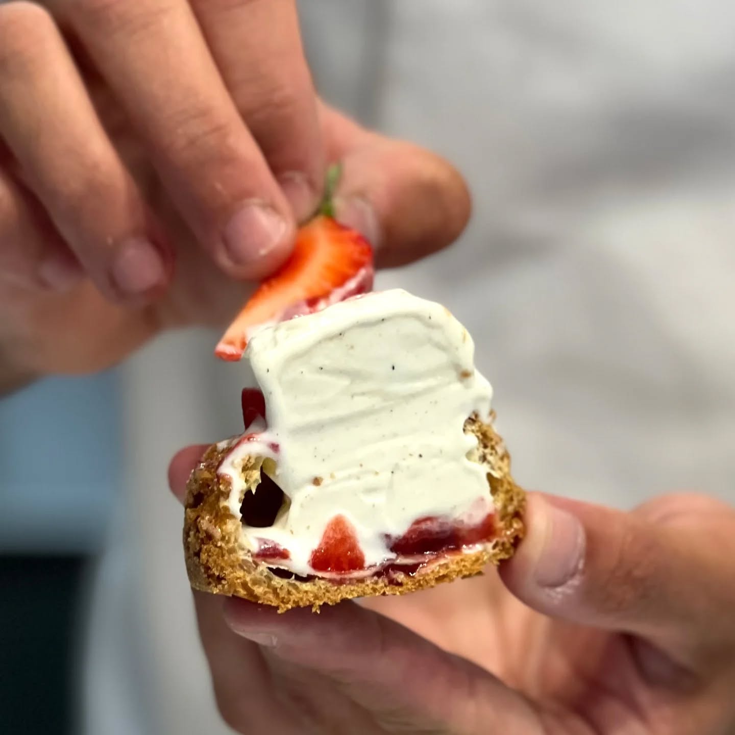 Le Chou GlacĂ© dĂ©barque chez @jonathanlepatissier pour adoucir votre Ă©tĂ© ! âïž
Deux versions ultra gourmandes Ă savourer sur place ou Ă emporter :
đ€ Vanille & PralinĂ© Noisette â avec son cĆur coulant fondant et ses Ă©clats croquants
â€ïž Vanille & Fruits rouges â avec son coulis acidulĂ© et ses fraises fraĂźches
PrĂ©parĂ©s Ă la minute avec de la glace italienne maison, dans notre fameux chou craquelin croustillant⊠đ„”đ„
đ14 avenue MarĂ©chal Foch â Nice
âĄQuantitĂ©s limitĂ©es chaque jour
Alors, plutĂŽt team pralinĂ© ou fruits rouges ? Dites-le en commentaire ! đ
Photos et vidéos by @k_rolight_food
#chouglacé #glaceitalienne #pùtisseriefrançaise #nice06 #étégourmand #chouà laminute #jonathanlepatissier