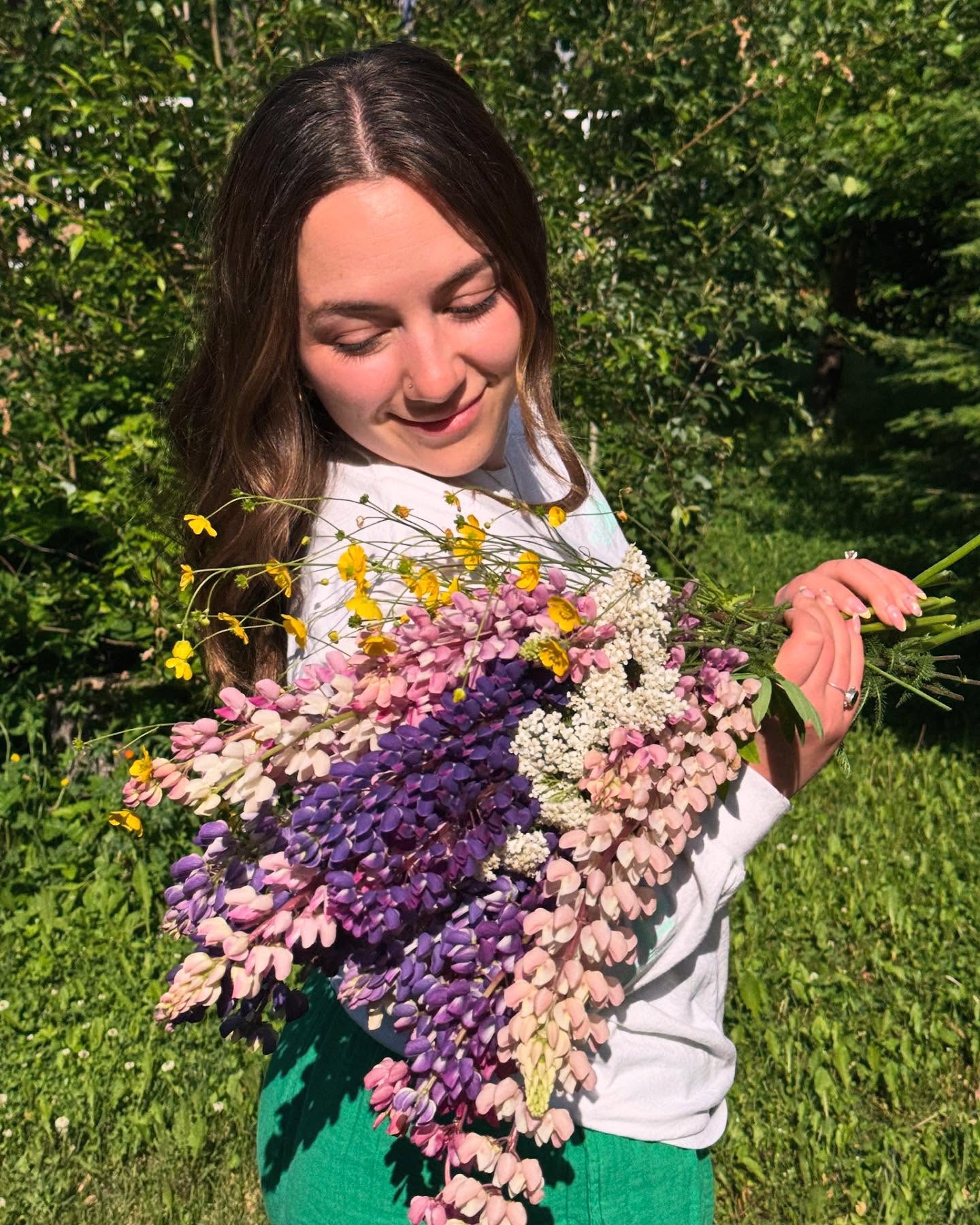 We love a good bouquet of flowers from the ditch🪻