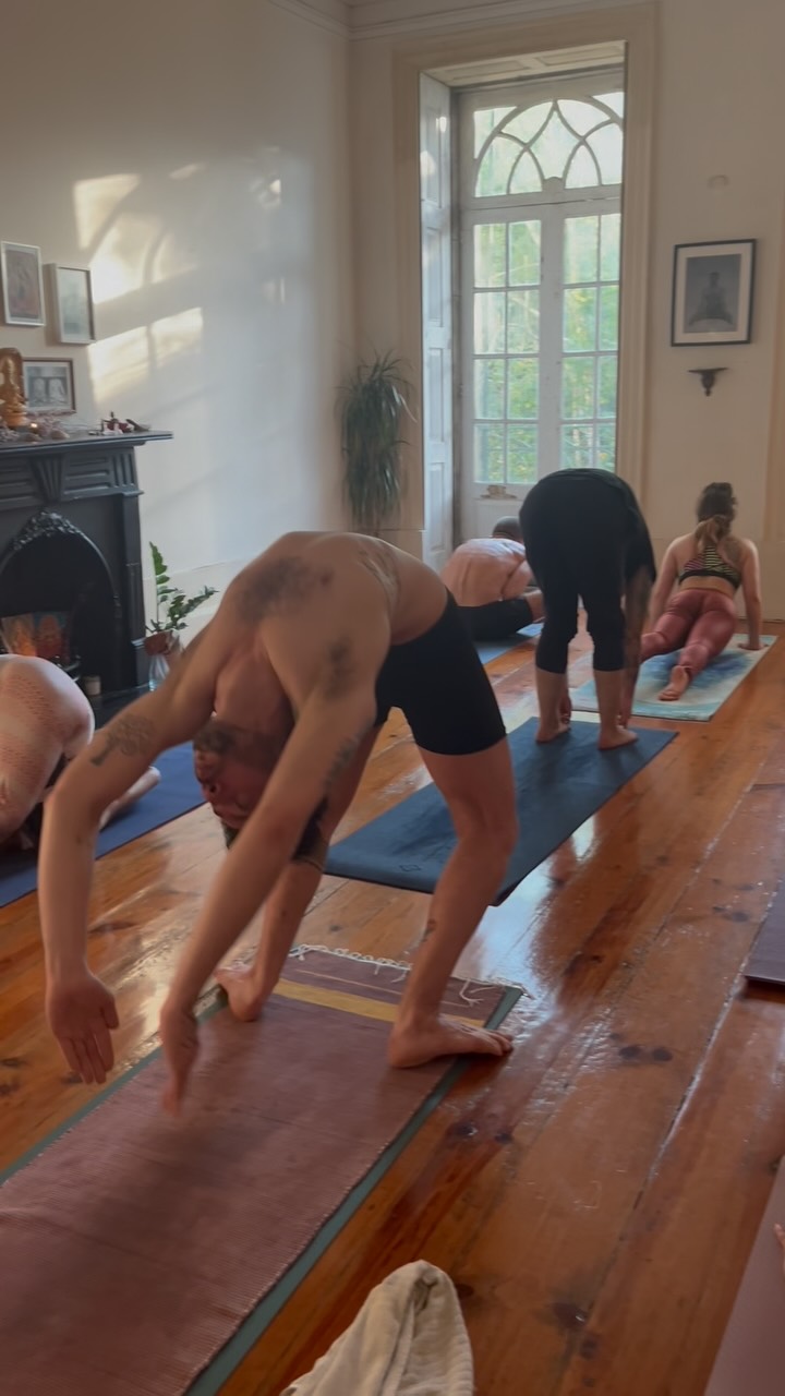 ✨Amanhã, Quinta-Feira dia 10 de Julho, é dia de Lua Cheia 🌕 , dia de descanso da prática de asana, e por isso não haverá aula Mysore ou qualquer outra aula/atividade extra.
***A Lua Cheia em Capricórnio destaca a importância da disciplina, da responsabilidade e da realização dos teus objetivos a longo prazo. A energia capricorniana é prática, ambiciosa e determinada, incentivando-te a trabalhar arduamente e a comprometeres-te com as tuas metas. Durante esta fase, és motivado a avaliar o teu progresso e a ajustar as tuas estratégias para alcançar o sucesso desejado. A Lua Cheia em Capricórnio também te convida a refletir sobre o teu papel na sociedade e a tua contribuição para o bem comum. É um momento para assumir a responsabilidade pelas tuas ações e construir uma base sólida para o futuro.🙏🏻✨
#fullmoon #ashtangayoga #yogaportugal #moonday #ashtangacommunity #mysorepratice