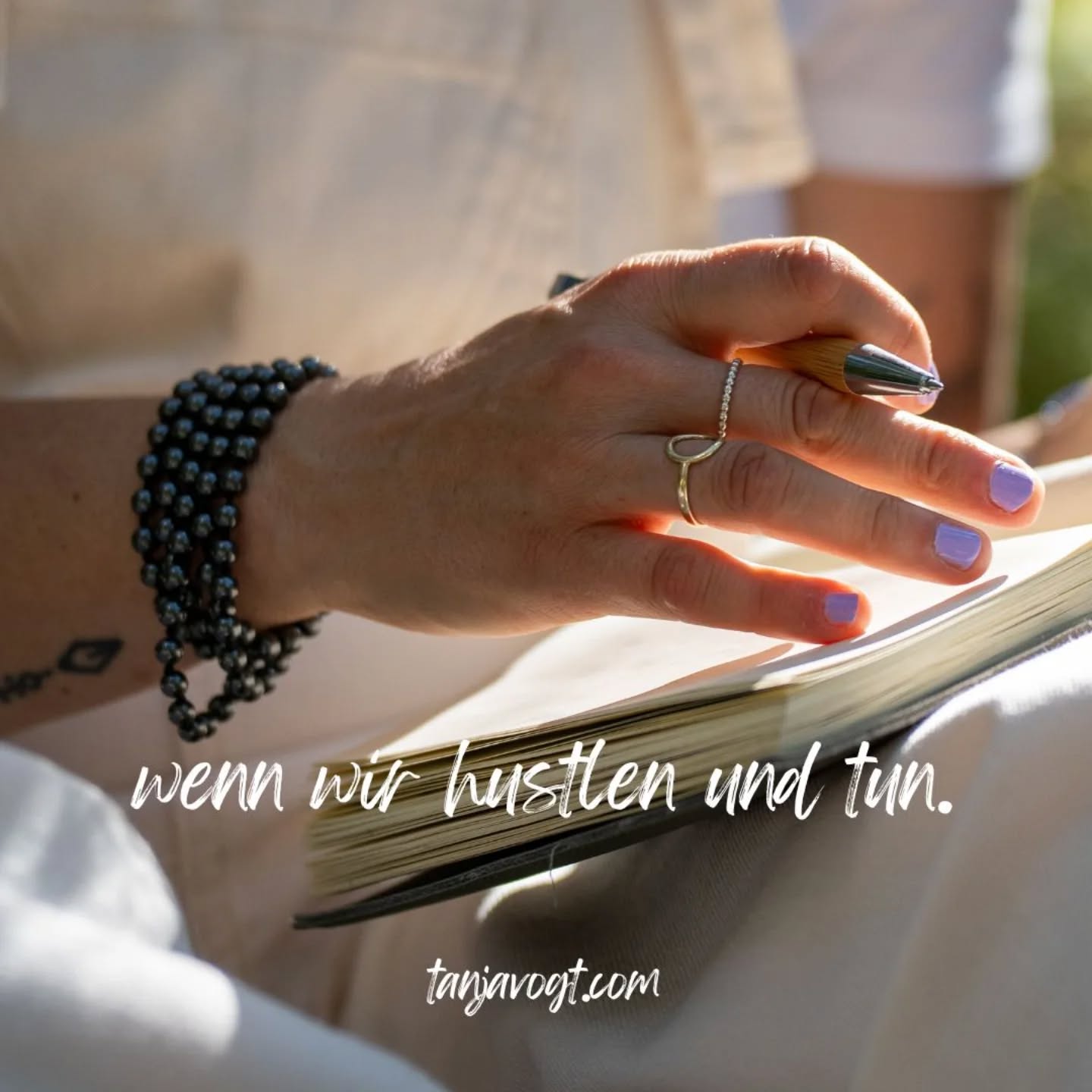 für zeichen, die bleiben.
>WIR SIND NICHT SCHÖPFER, WENN WIR HUSTLEN UND TUN. WIR SIND ES, WENN WIR SIND.<
#tanjastexte
#tanjavogt
#textingstudio
#zeichenstilundemotion