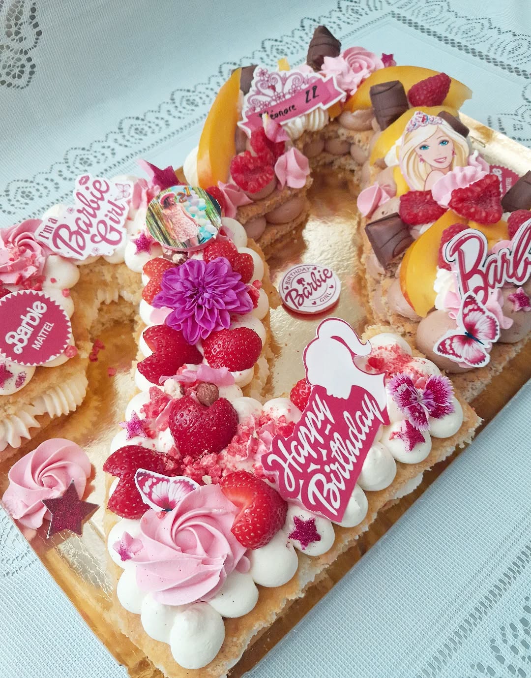 ✨🎀 « 22 ans et un univers girly à souhait ! » 🎀✨
Pour ce number cake, ma cliente voulait un thème 100% rose Barbie pour fêter ses 22 ans. 💕👑 Je lui ai proposé d’ajouter une petite photo d’elle pour faire un clin d’œil personnalisé… et elle a adoré ! 🌸
Je ne sais pas pour vous, mais moi, j’ai joué à la Barbie pendant très longtemps, alors replonger dans cet univers pour créer ce gâteau a vraiment été un plaisir. 🩷✨
Côté gourmandise : une crème légère à la vanille, un biscuit pâtissier moelleux aux amandes et plein de fruits frais pour la touche de pep’s ! 🍓
📌 Les number cakes sont parfaits pour marquer un anniversaire ou toute occasion spéciale avec une création unique et personnalisée.
💌 Envie de faire plaisir ou de vous faire plaisir ? Écrivez-moi pour discuter de votre projet !
#laperlerarecakedesign #numbercake #barbiegirl #gateauanniversaire #cakeartist #cakedesign #gateauxpersonnalises #patisserielyon #barbiecake #birthdaycake #Lyon #oullins
#pierrebenite
