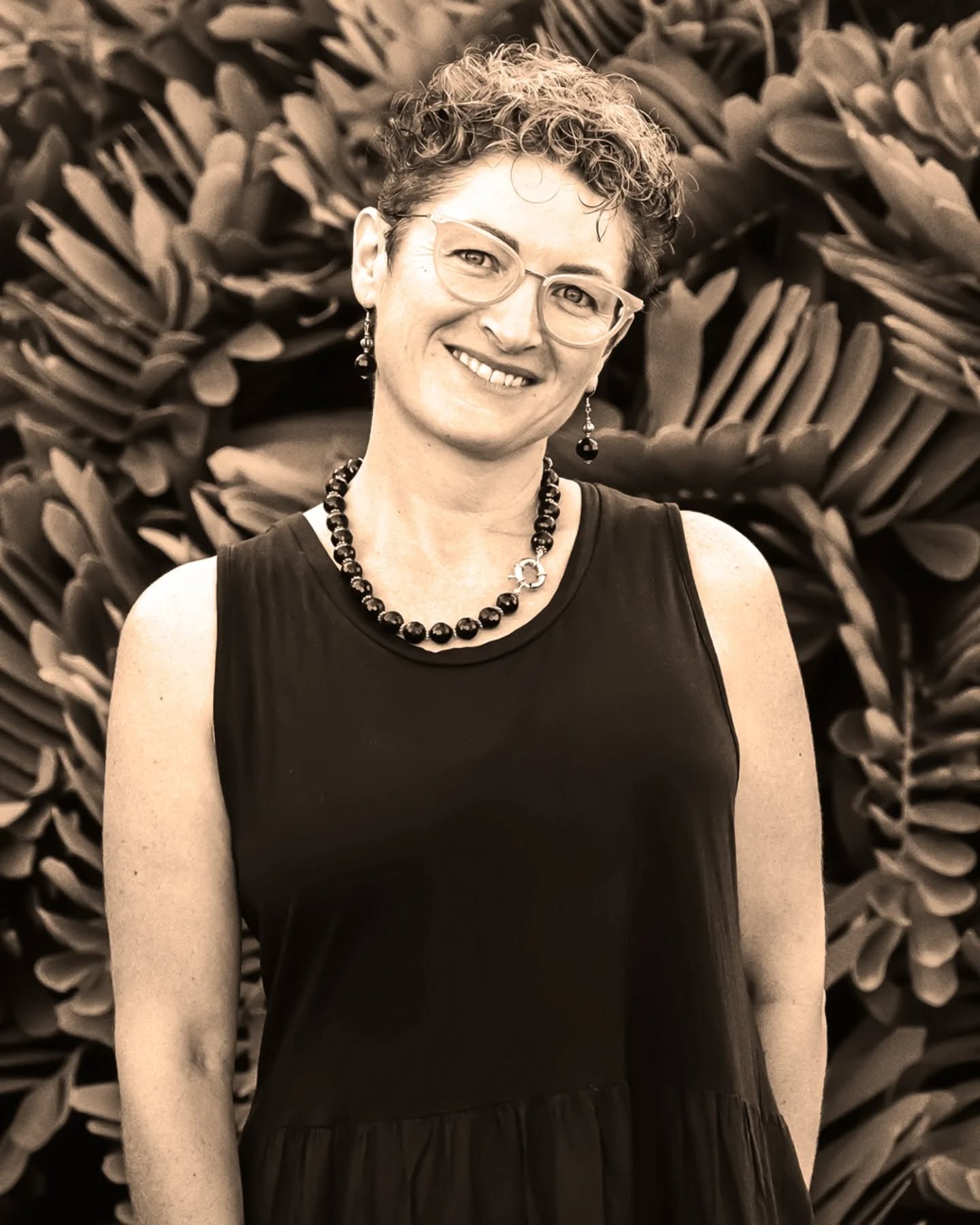 This fragrance embodies the duality of strength and an aura of power contrasted with the sweetness of culture and prosperity.
Ducalis draws inspiration from a sophisticated banquet. Everyone eagerly awaits the Duke’s arrival, standing in anticipation as his long cape brushes each step behind him.
A dark and elegant aroma subtly fills the grand hall. A woody and floral caress with spicy hints gradually gives way to a briny texture that envelops from the Adriatic Sea. Ducalis is a tribute to nobility, whose position inspires and promotes culture and generosity".
– Angela Ciampagna
#AngelaCiampagna #Ducalis #AltaProfumeriaArtigianale #NichePerfume #FragrancePoetry #PerfumeArt #OlfactoryJourney #ScentOfVirtue #ModernAlchemy