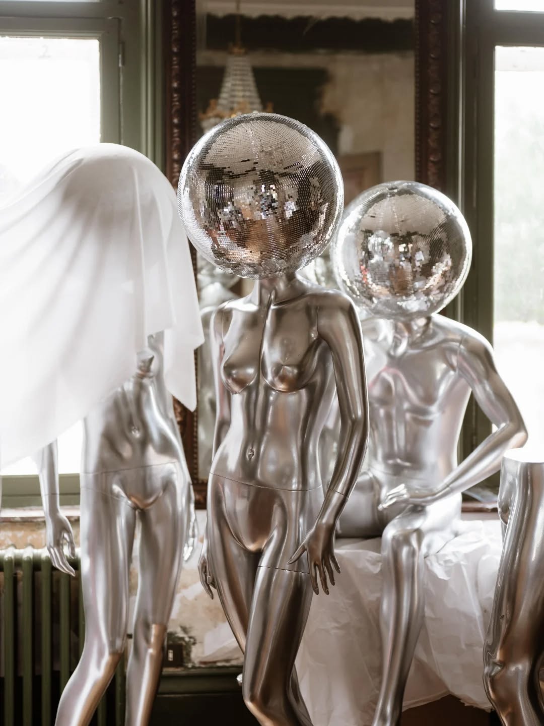 Quand tu lances une idée à tes mariés et qu'ils sont si emballés et motivés qu'ils te suivent et se démènent pour trouver des mannequins, les bomber en chrome....
Tellement hâte de vous présenter les jolies images du mariage de ce couple adorable.
Merci les Nicos pour votre confiance, votre perfectionnisme et votre bonne humeur 🤍
Photo canon de @marie.dubrulle
.
#directionartistique #weddinginspo #amourtoujours
#artdirectior #gagaetdalida