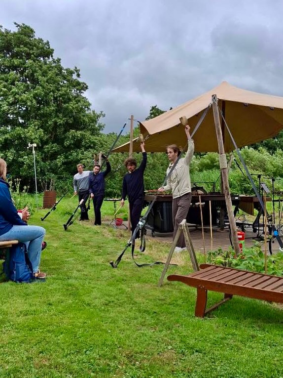 Some impressions from Saturday’s concert at the Rietfestival in Kalenberg!
What a beautiful place and such a warm, welcoming audience — thank you! 💚🥁
#HavelokPercussion #Rietfestival #Kalenberg #LiveMusic #PercussionVibes #ThankYou