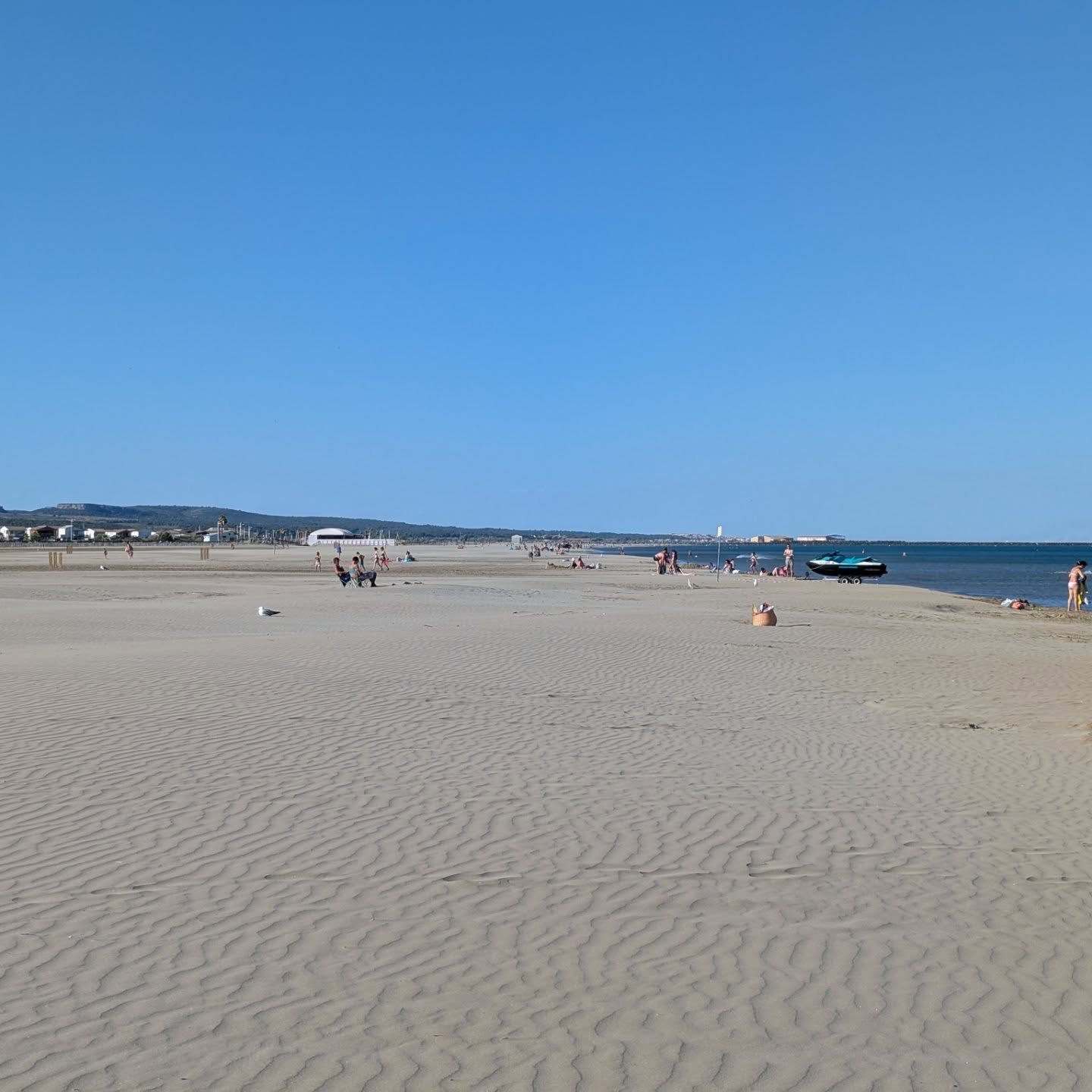 Today was a mix of... The best cassoulet I have ever had, with an excellent bottle of wine in a very nice restaurant called Compte Roger, located in the Cité de Carcassonne (last pictures), followed by a quick visit of the Musée de l'Inquisition, then a short drive to the city of Gruissan to swim in the Mediterranean Sea. Life doesn't get much better and I am very grateful 😎.