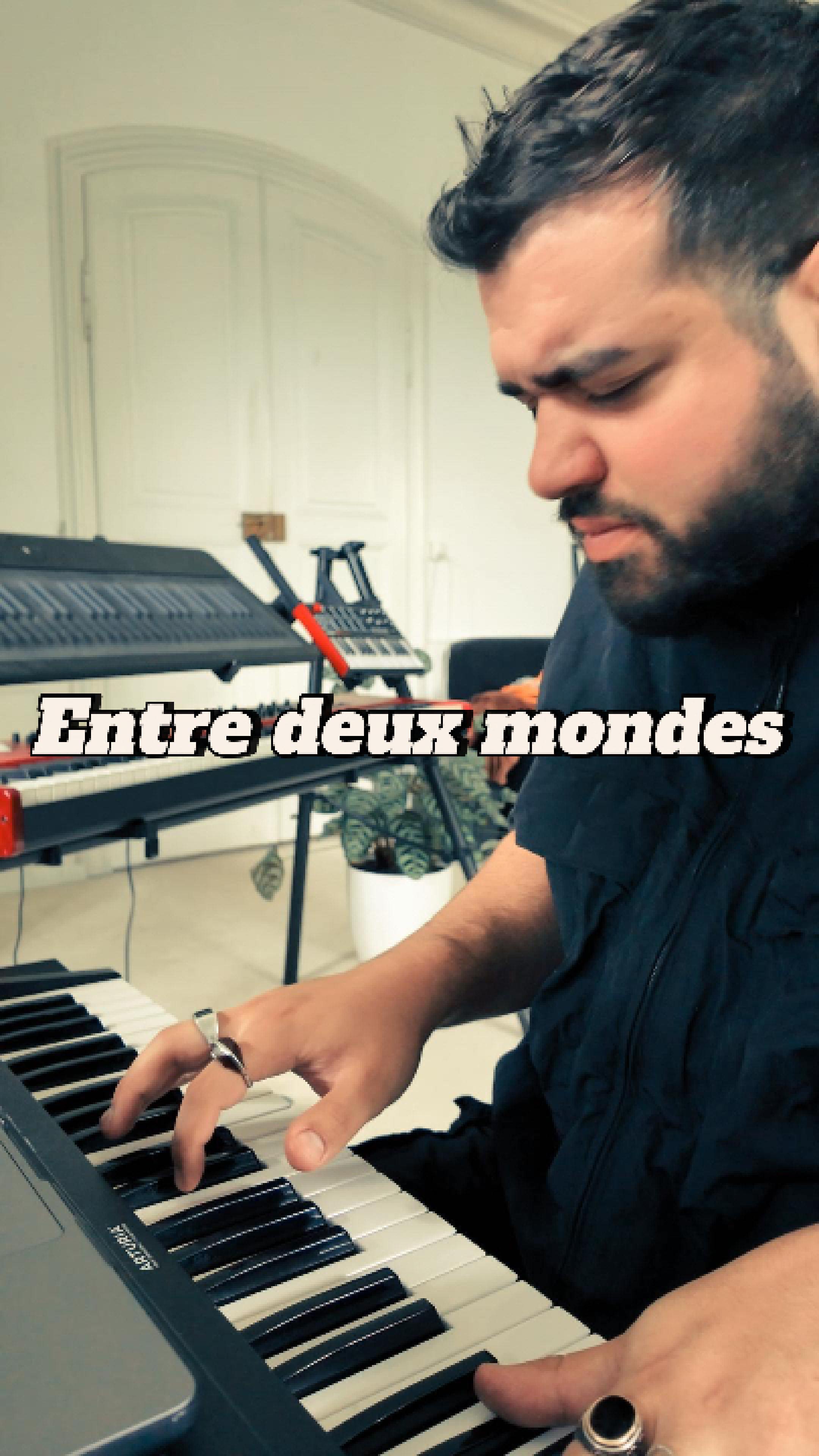 chaque lundi je transforme mon mood du jour en son
aujourd’hui c’était :
« entre deux mondes »
ce moment un peu flou, où tu te sens en décalage
comme si t’étais pas tout à fait là, ni tout à fait ailleurs
dis-moi ton mood en commentaire
je le transformerai peut-être jeudi
—
every Monday I turn my mood into sound
today it was:
“between two worlds”
that blurry moment when you feel out of sync
not really here, not really somewhere else either
drop your mood in the comments
maybe I’ll turn it into Thursday’s track
#moodoftheday #lephar #reelmusic #electronicmusic #sounddesign #homestudio #onemoodonevibeonetrack