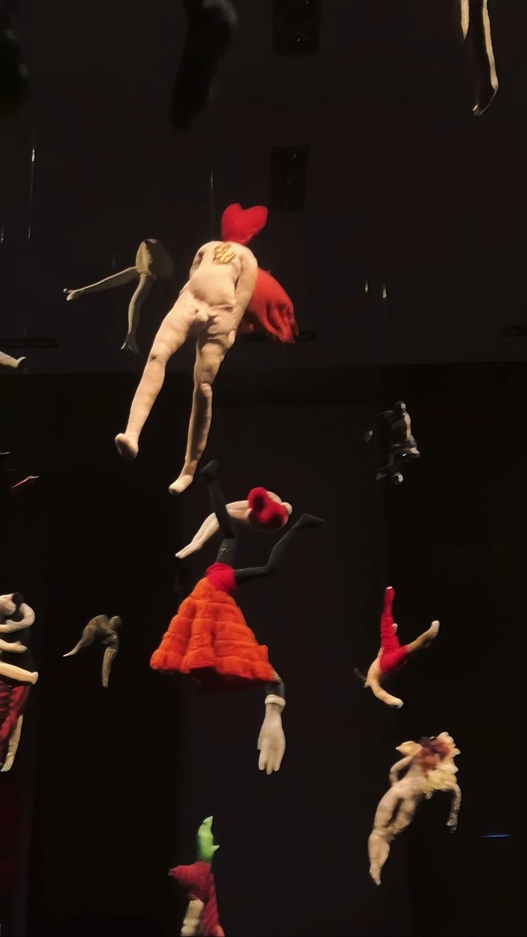 Découvrez à travers ce Reel l'installation "Les Rêveurs" de l'artiste Amélie JOOS !🌙
"Les Rêveurs" est une oeuvre plurielle qui explore les états d'âme, les émotions et les relations entre les êtres à travers divers modes d'expression.✨
Son univers artistique est empreint d'onirisme, mélant des figures chimériques, souvent hybrides, dignes d'Alice au pays des Merveilles. 🐰Faite à partir de tissus, de matériaux variés et accompagnée d'une bande-son, l'installation "Les Rêveurs" a été spécialement créée pour l'exposition "Rêve !" ✨
Venez vite la découvrir !☁
Exposition "Rêve !" du 17 avril au 12 octobre 2025 à Campredon art & image✨
#campredonartetimage #exposition #photo #REVE #centredart #vaucluse #rêve #artimmersif #surréalisme #islesurlasorguetourisme #ameliejoos