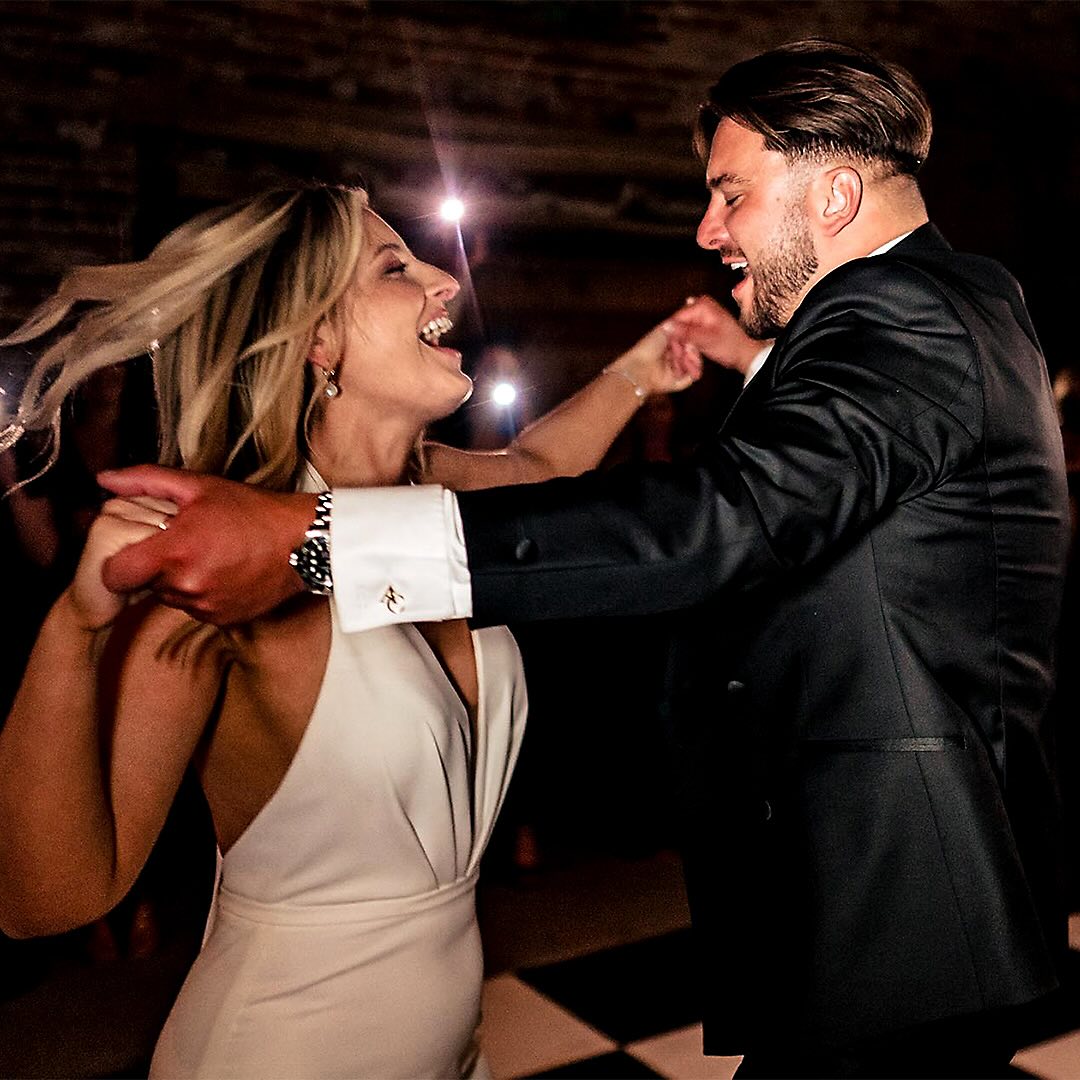 Alex & Alice - Fishley Hall. Guns at dawn - Hitched by noon ⚡️⚡️
Top team :
@fishleyhall
@flamingoamyhair
@fotobetty.events
@oh.bakey
@platinumsoundsuk
@leevannonemanband
@leevannonemanband
@alex_ashermusic
@ukulelesimon
@alex_mallett_
@bestatbars
@arrayweddingandeventhire
@quirkevents.uk
@wykehamflorals
@surfing_sombrero
@smokeandwildwood
@norfolksedge
@eleanormakeupartistry
#notfolkweddingphotographer #weddinginspo #bestweddingphotographers #weddingideas #barnwrddings
#countryweddings #norfolkwedding