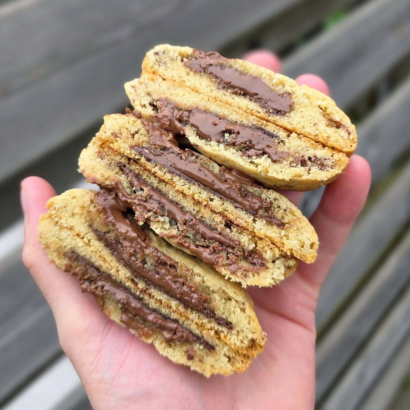Soft, thick and generously stuffed with creamy Nutella 🤎 New York cookies 🍪
.
.
.
.
.
.
#cookies #nutella #newyorkcookies #chocolatelovers #bakewithme #baker #hoekschewaard #strijen