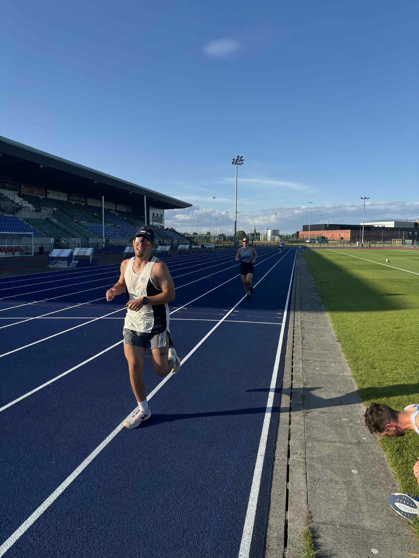 A hot track session tonight down at Leckwith with coach @sam_eg_tri ☀️ 😎
4 x 600m @ 10k pace followed by 400m efforts @ 5k pace
A few athletes sharpening up ready for Swansea 70.3 on the weekend 🤩💥
Special mention to new members Tia & Jack on their first club track session 💪🏽
💛💙🖤
#cardifftriathletes #track #trackrunning #triathlon #bestclubintheworld